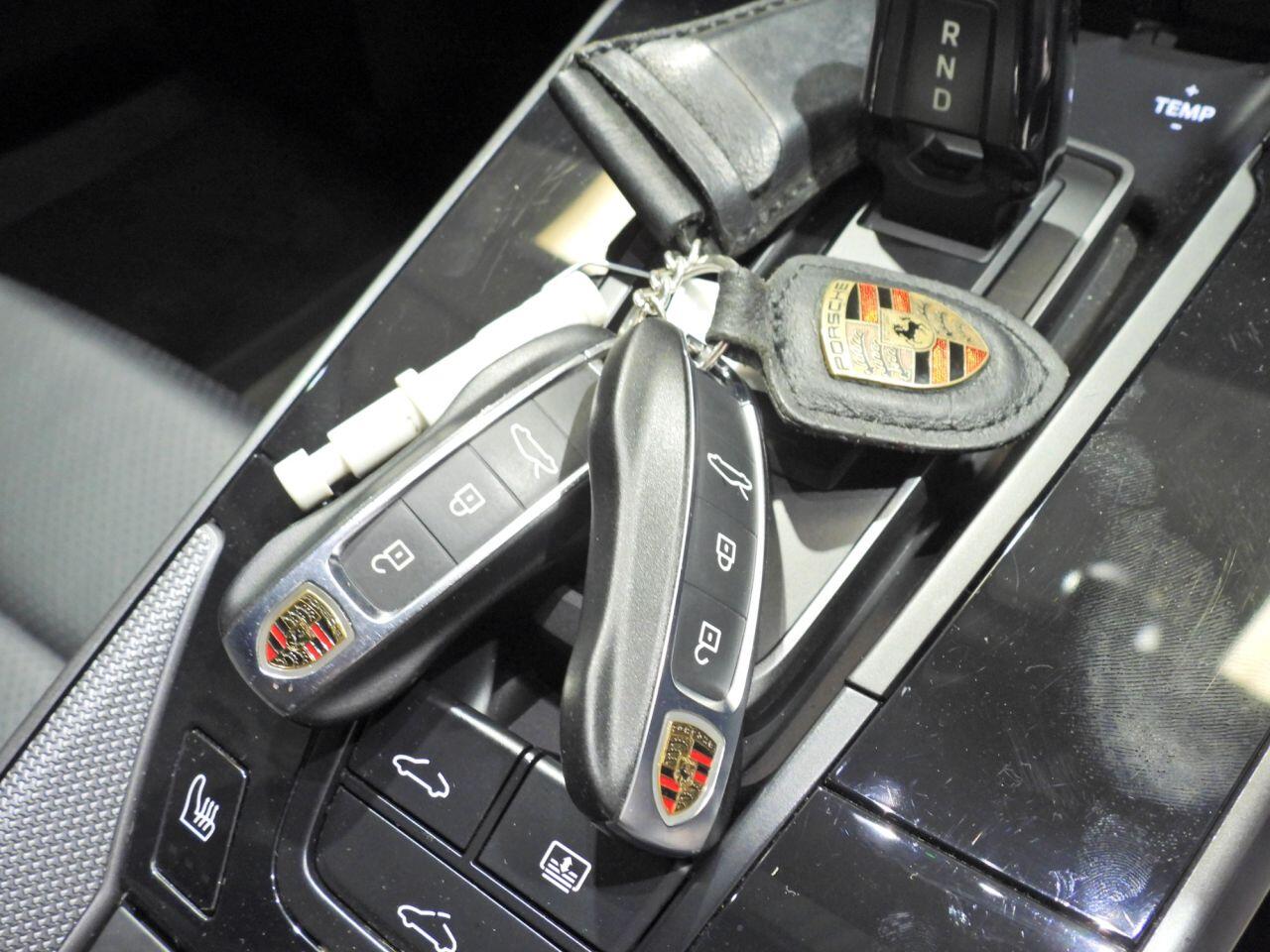 Porsche 911 view 33