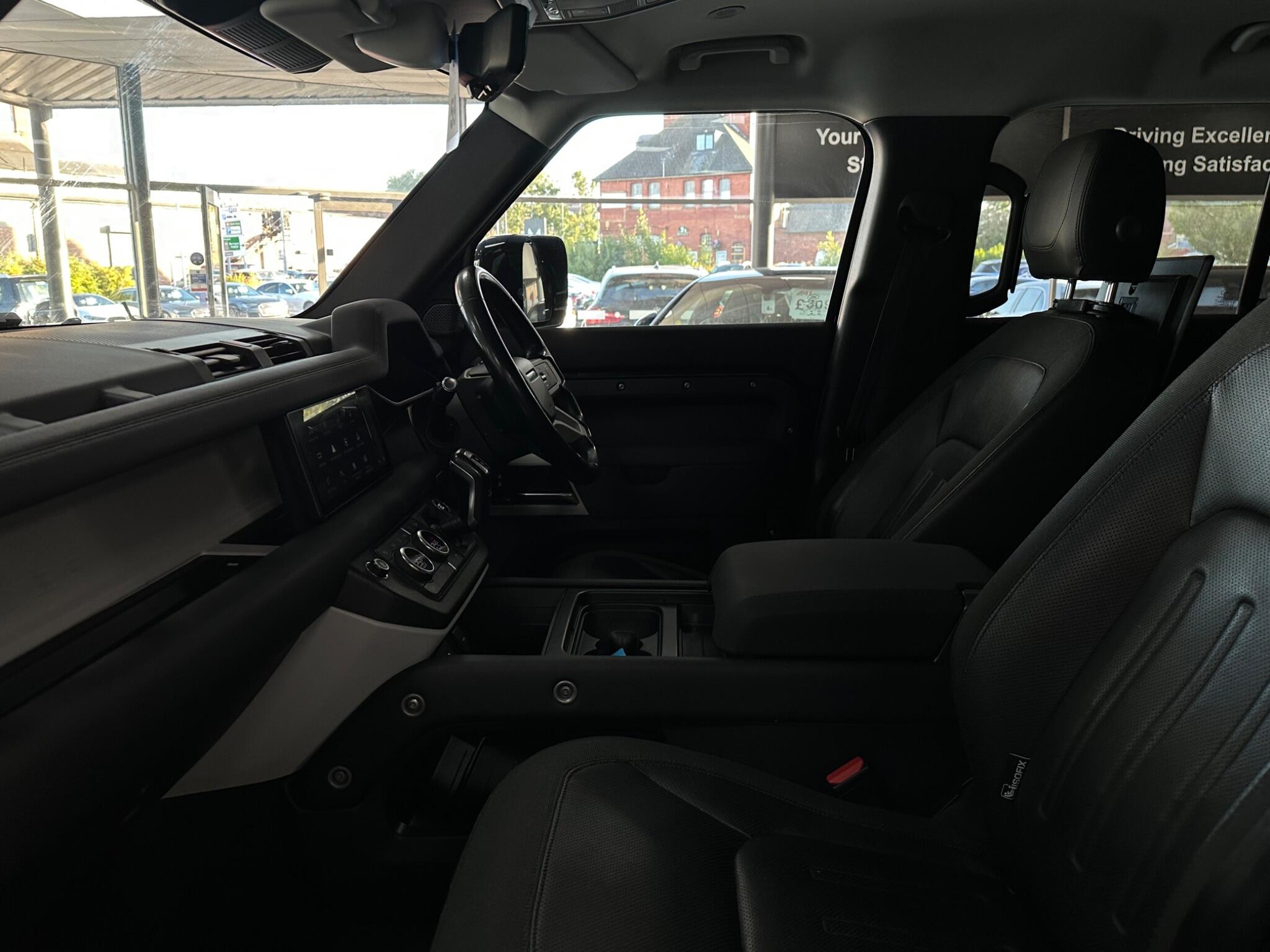 Land Rover Defender 110 view 42