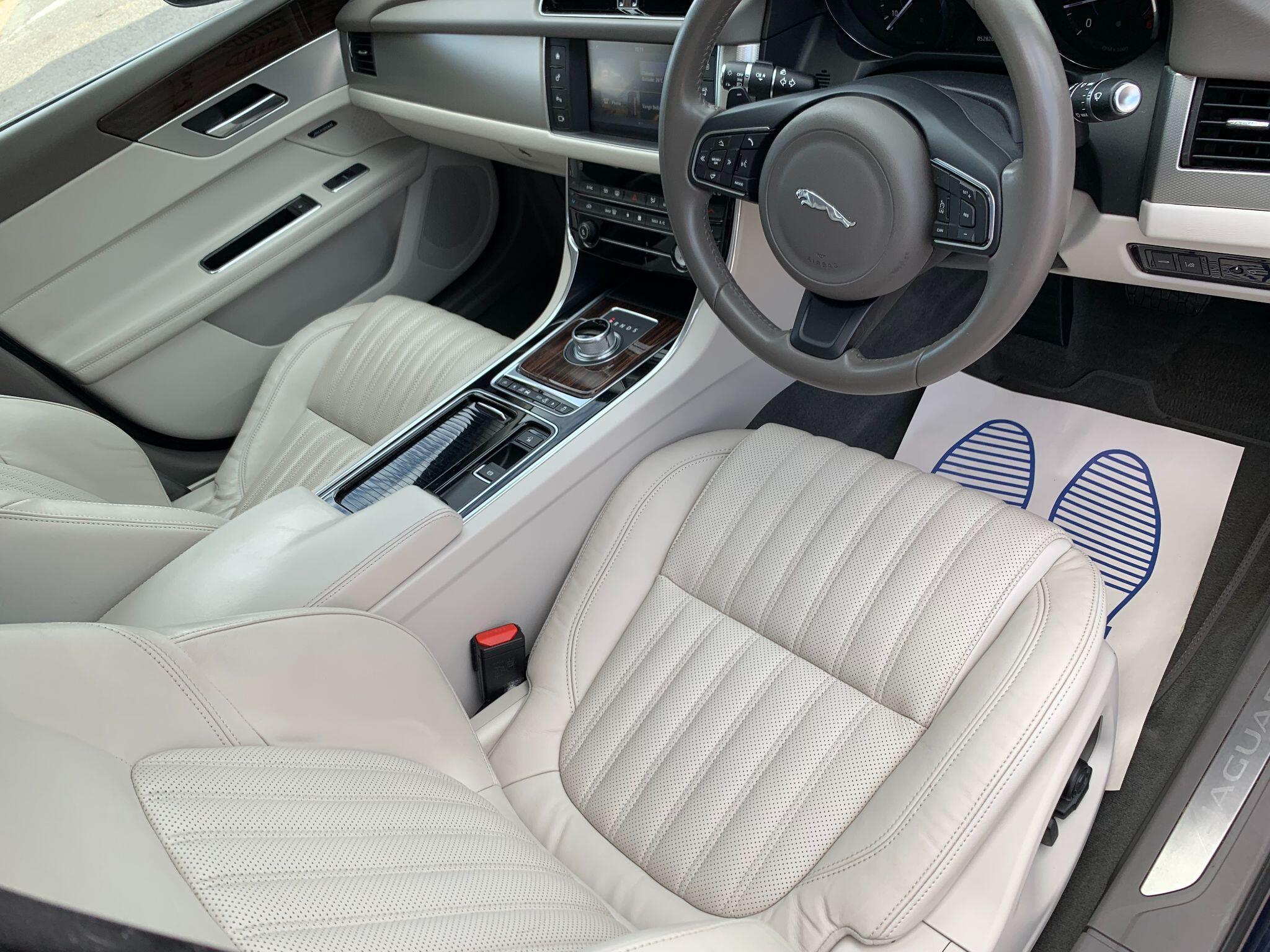 Jaguar XF view 15