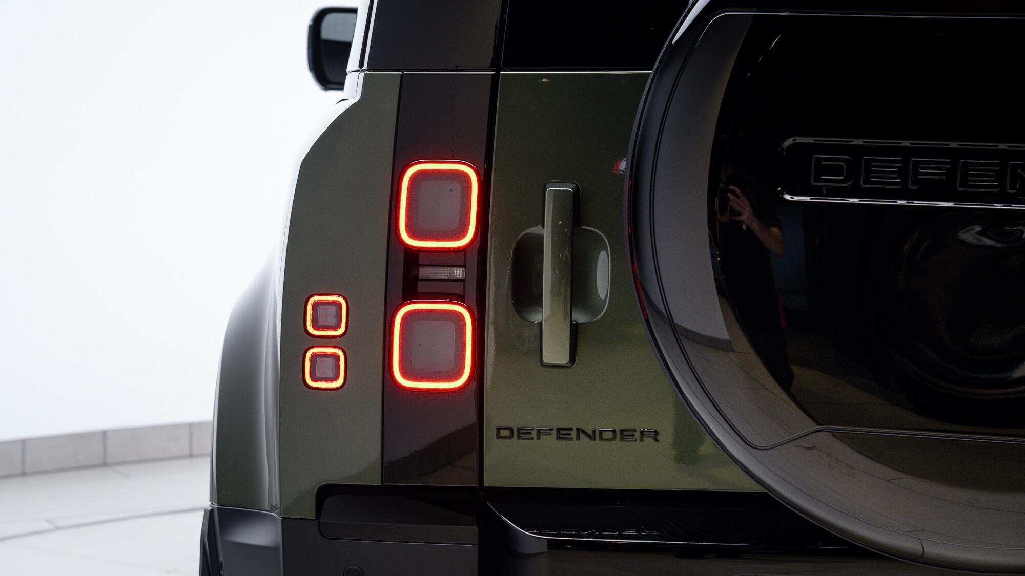 Land Rover Defender 110 view 37