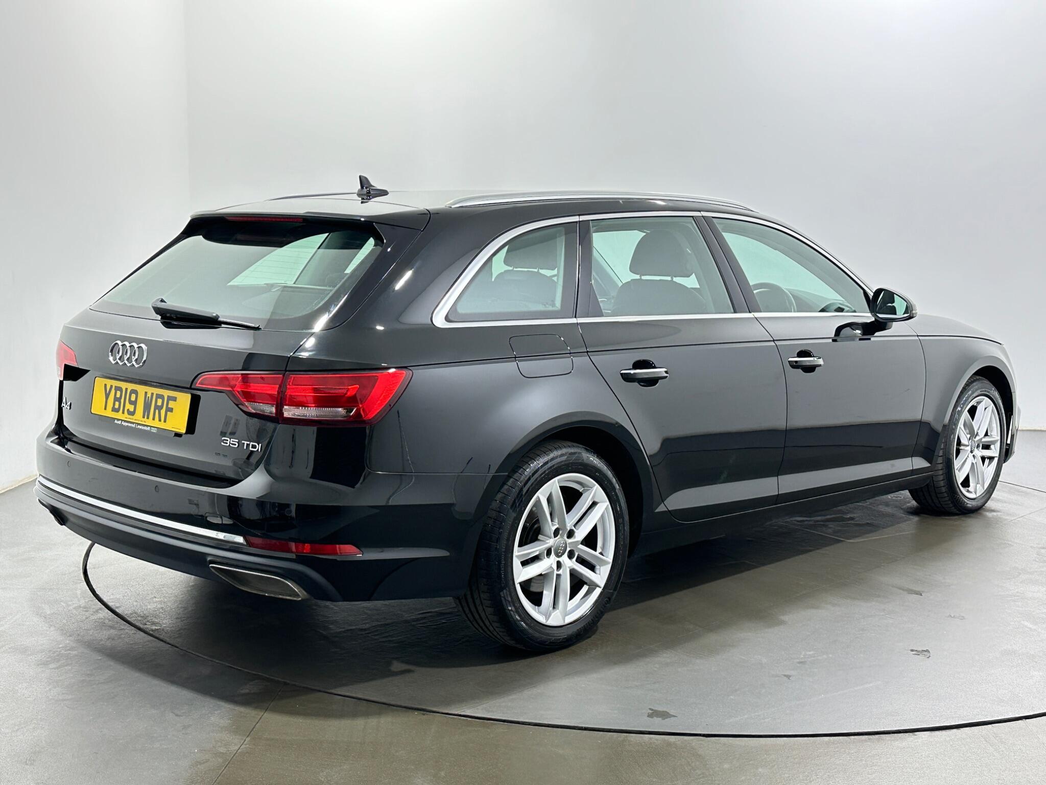 Audi A4 view 8