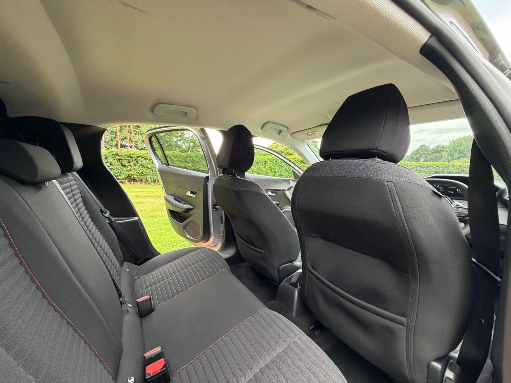 Peugeot 208 view 11