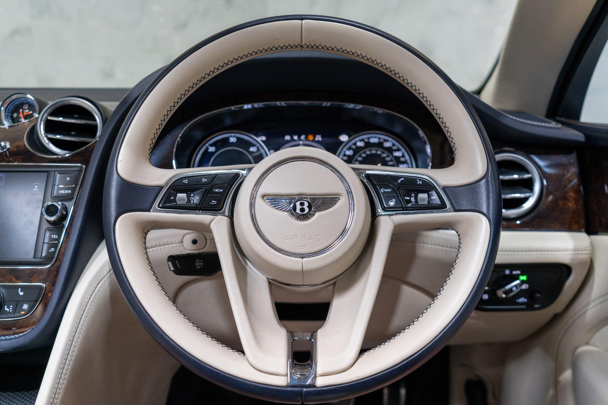 Bentley Bentayga view 32