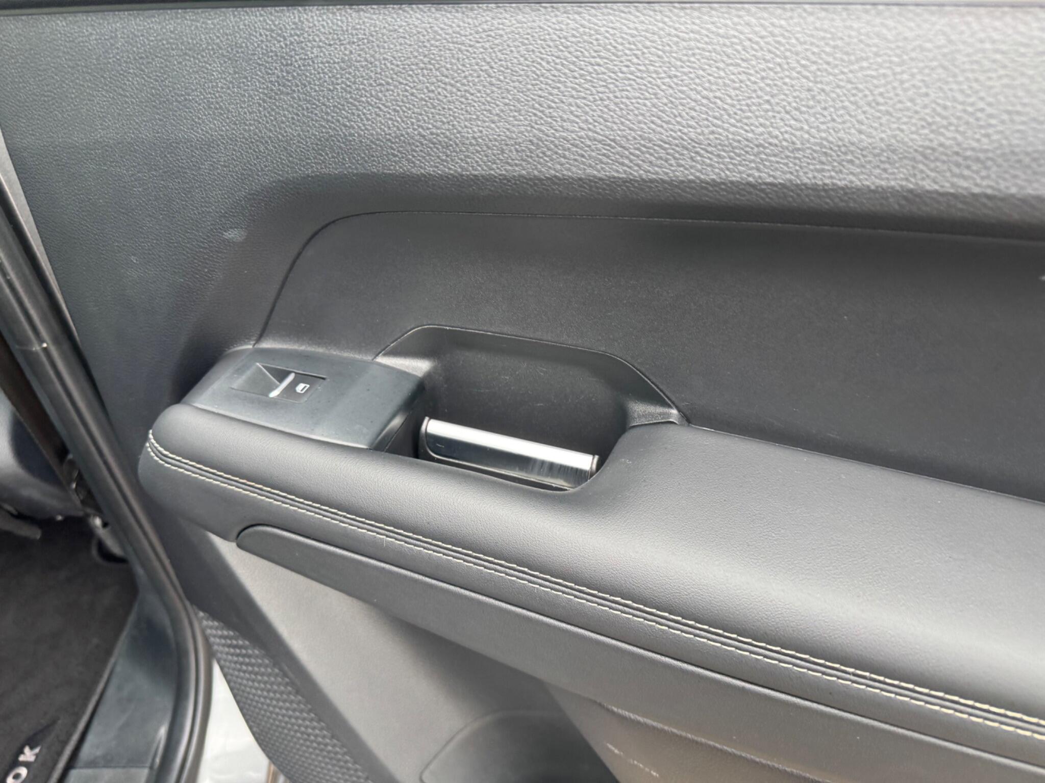 Volkswagen Amarok view 32