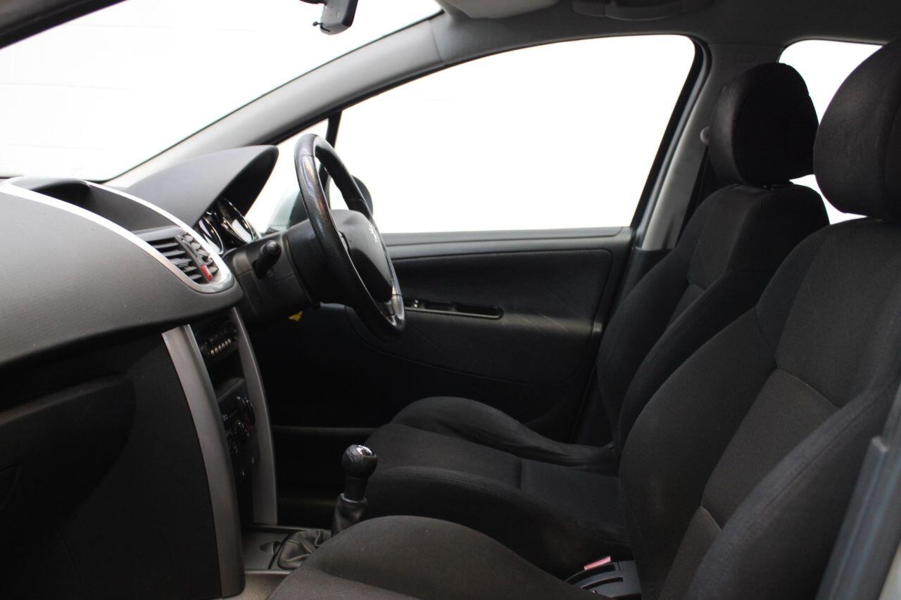 Peugeot 207 view 10