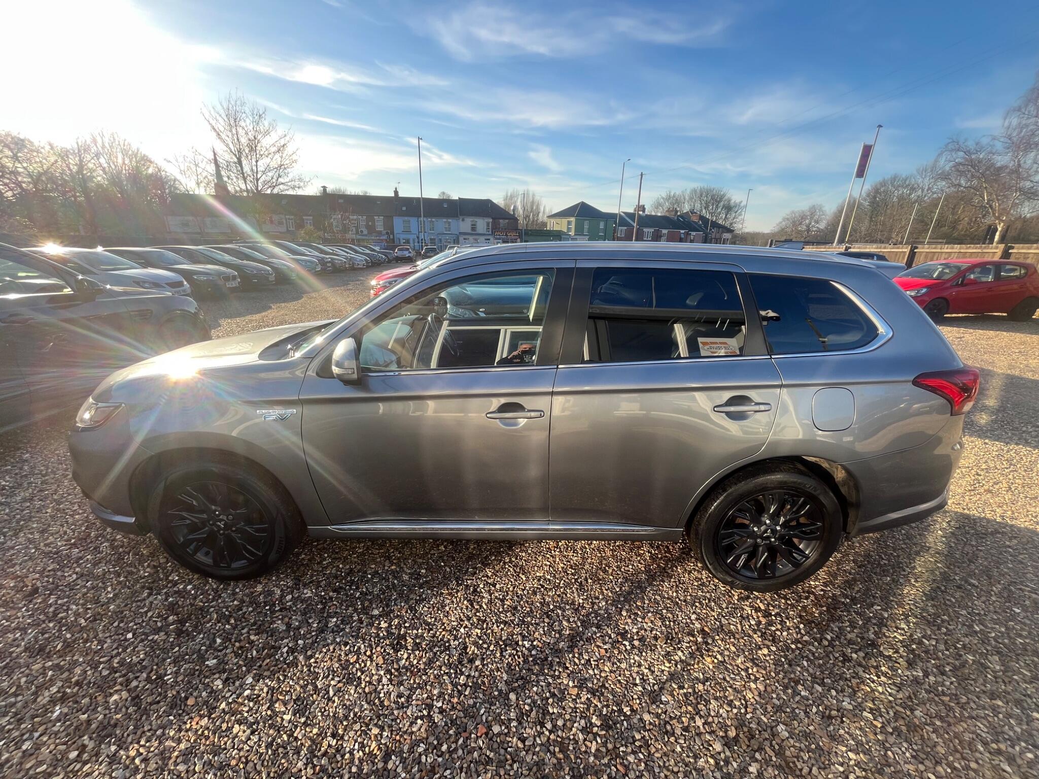 Mitsubishi Outlander view 9