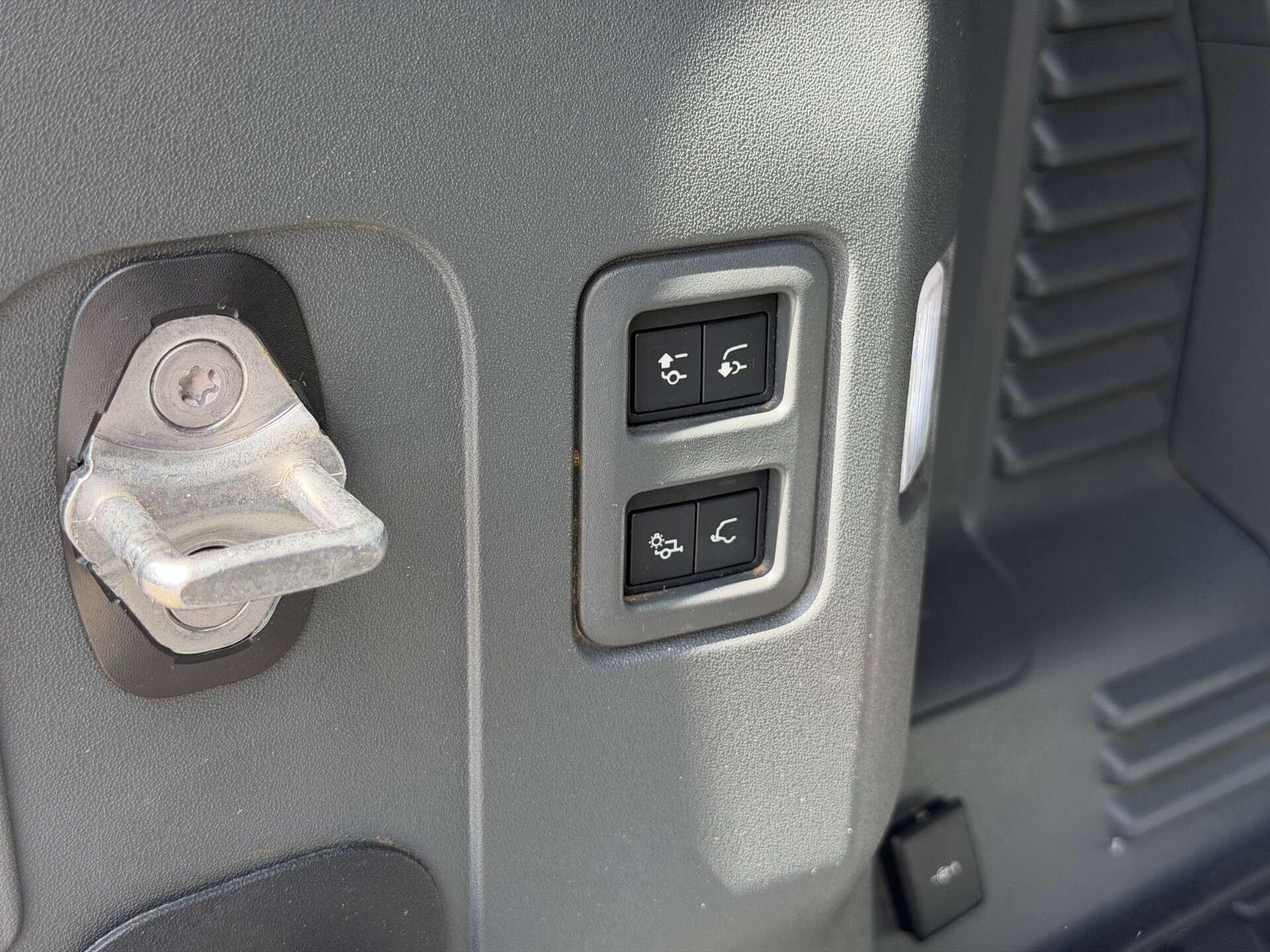 Land Rover Defender view 43