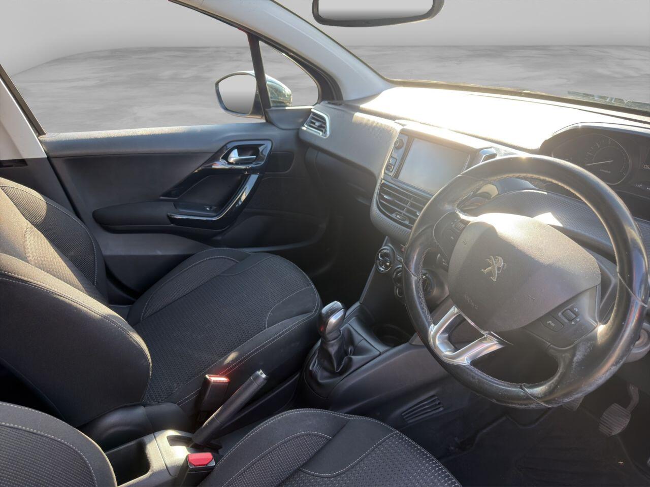 Peugeot 208 view 12