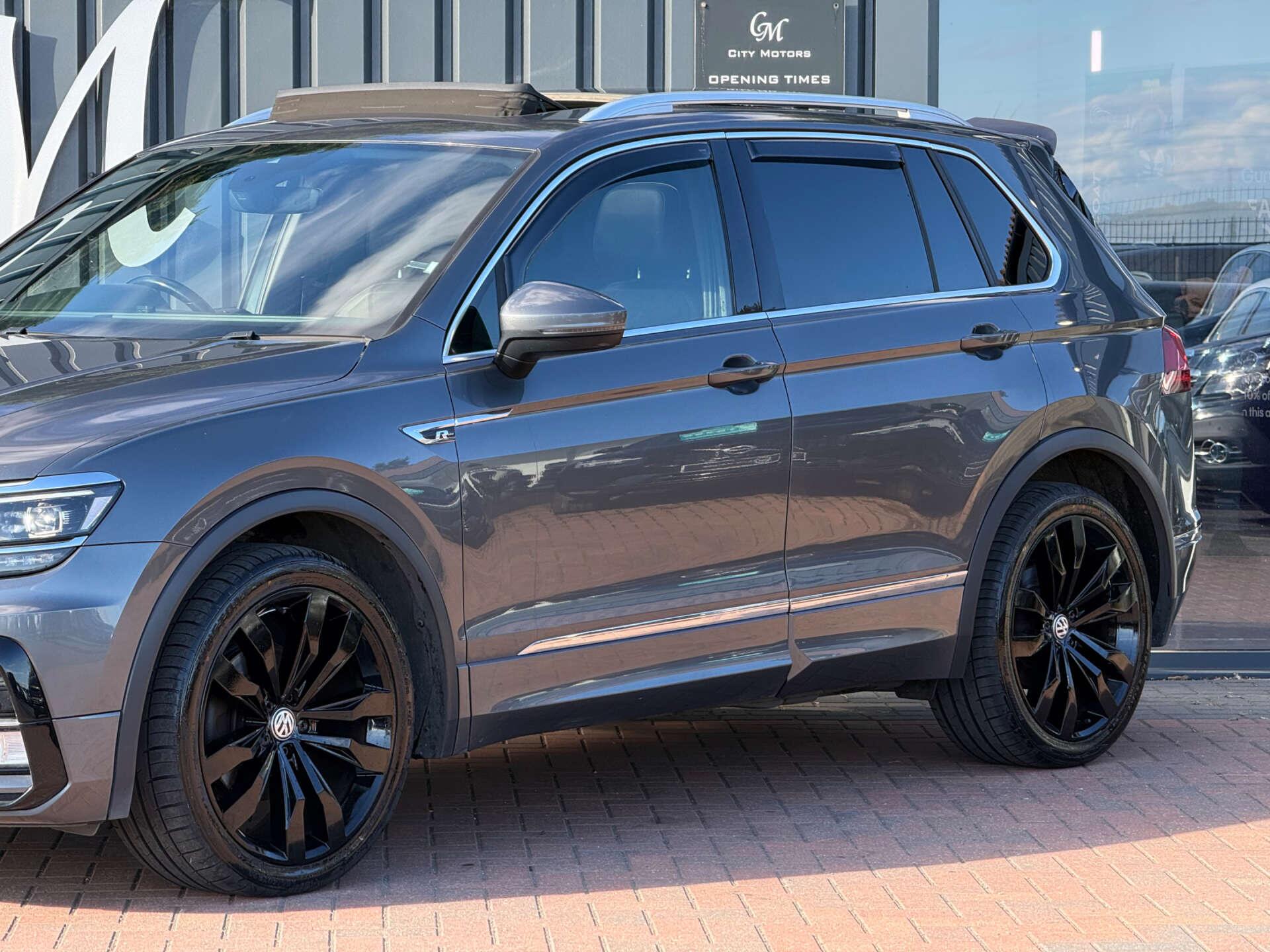 Volkswagen Tiguan view 3