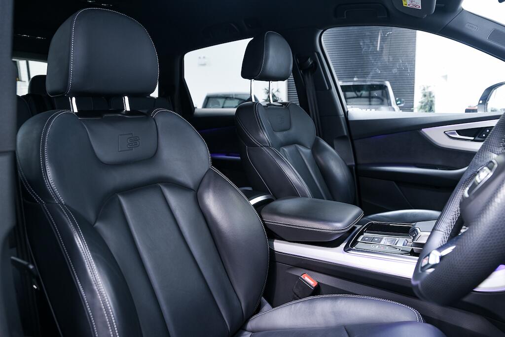 Audi Q7 view 11