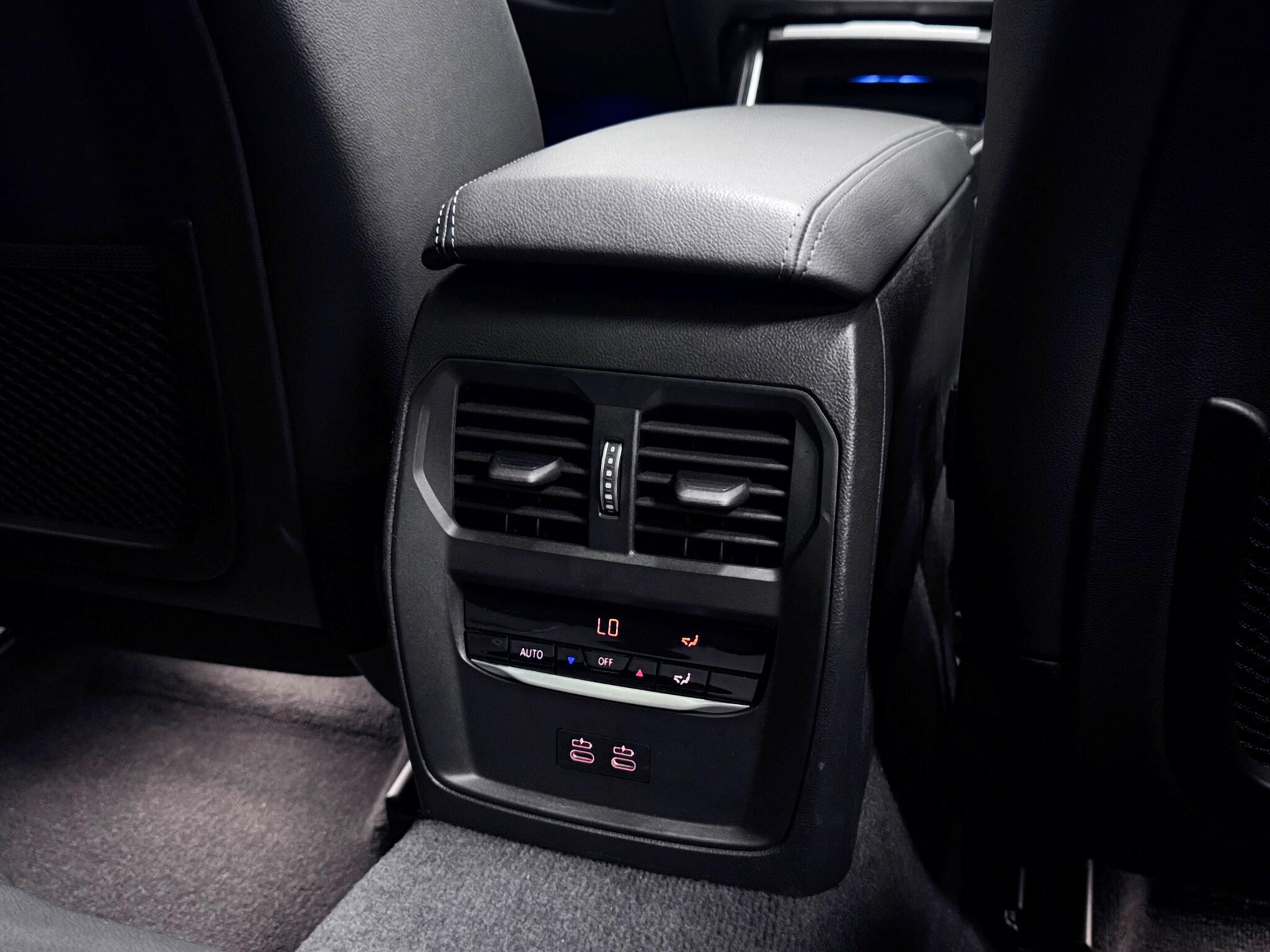 BMW 3 Series view 24