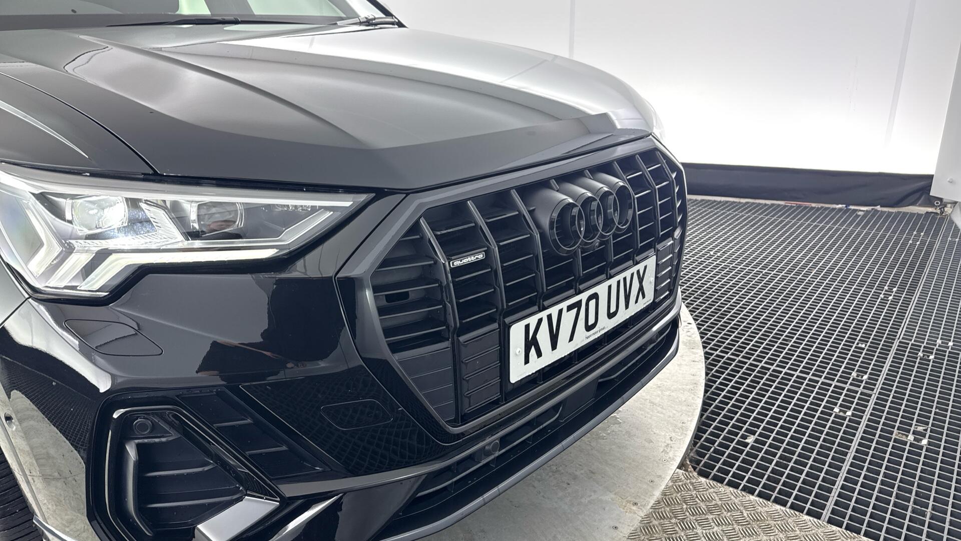 Audi Q3 view 31