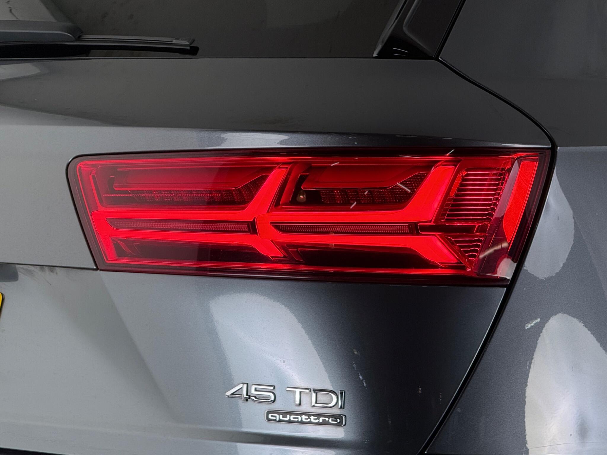 Audi Q7 view 8
