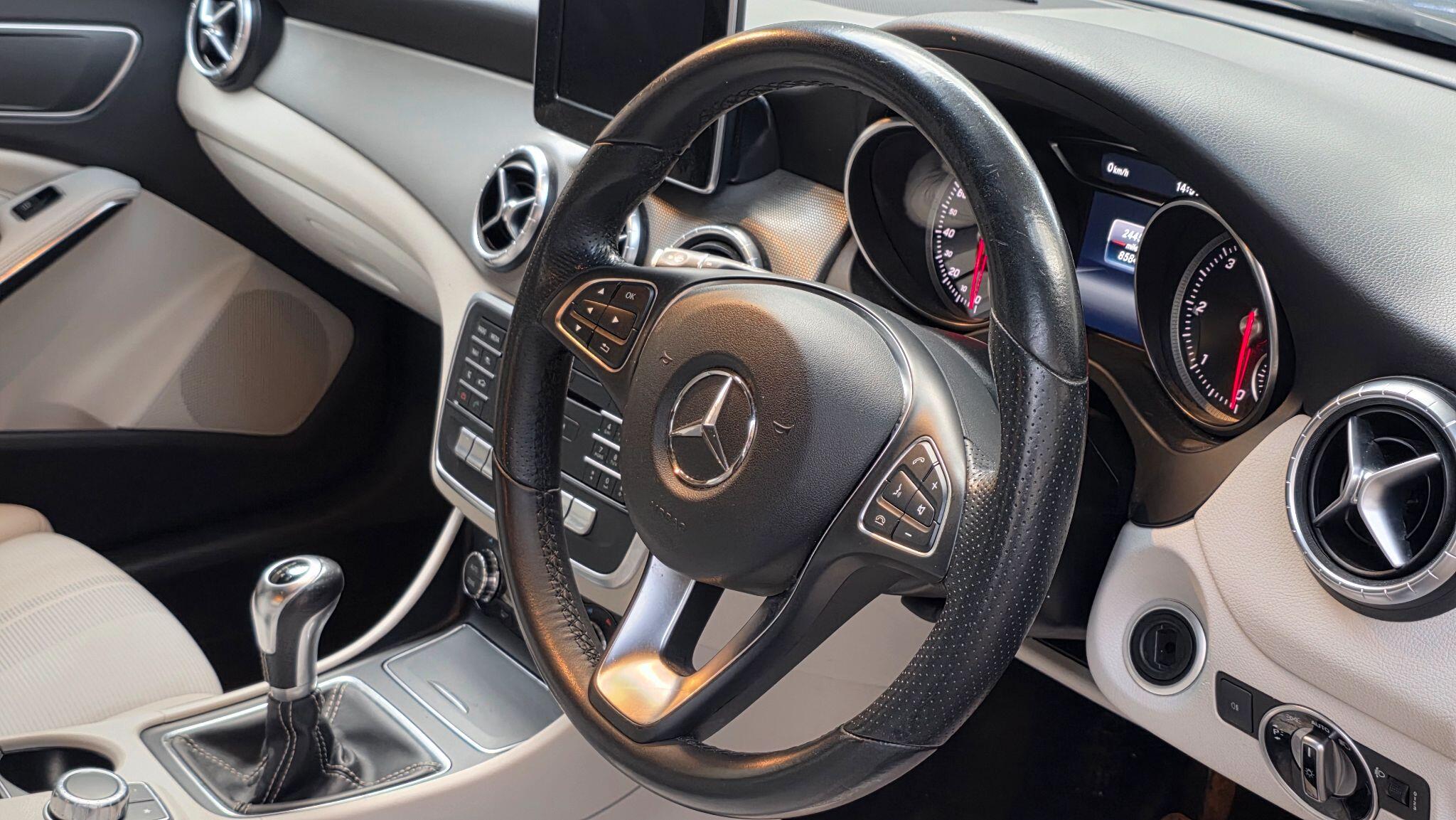 Mercedes-Benz Cla view 9
