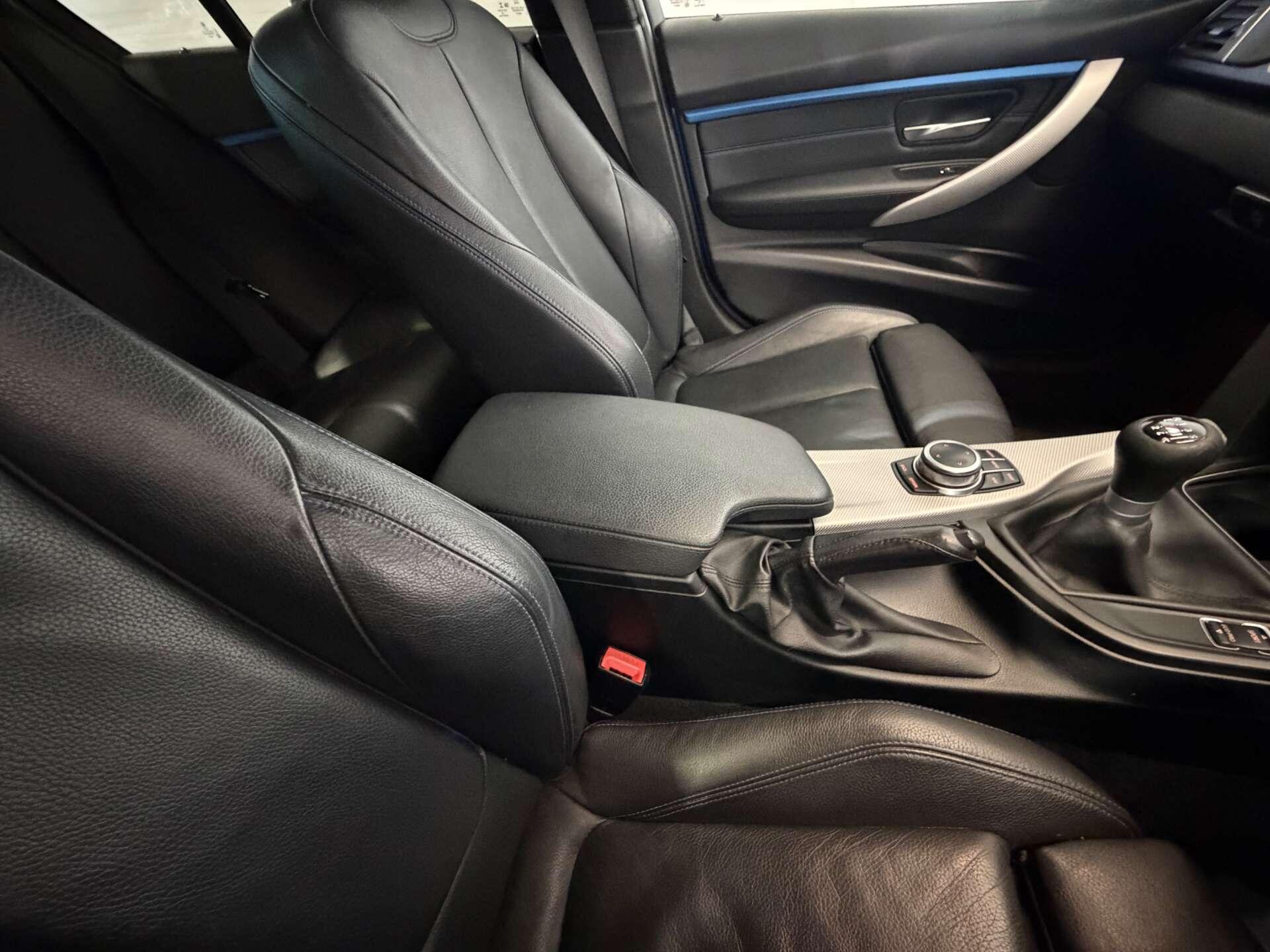 BMW 3 Series view 35