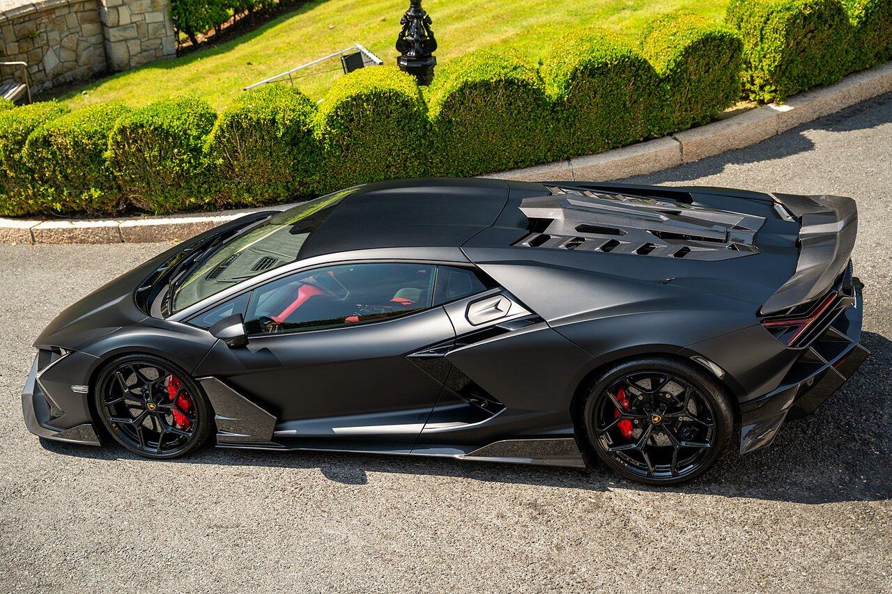 Lamborghini Revuelto view 106