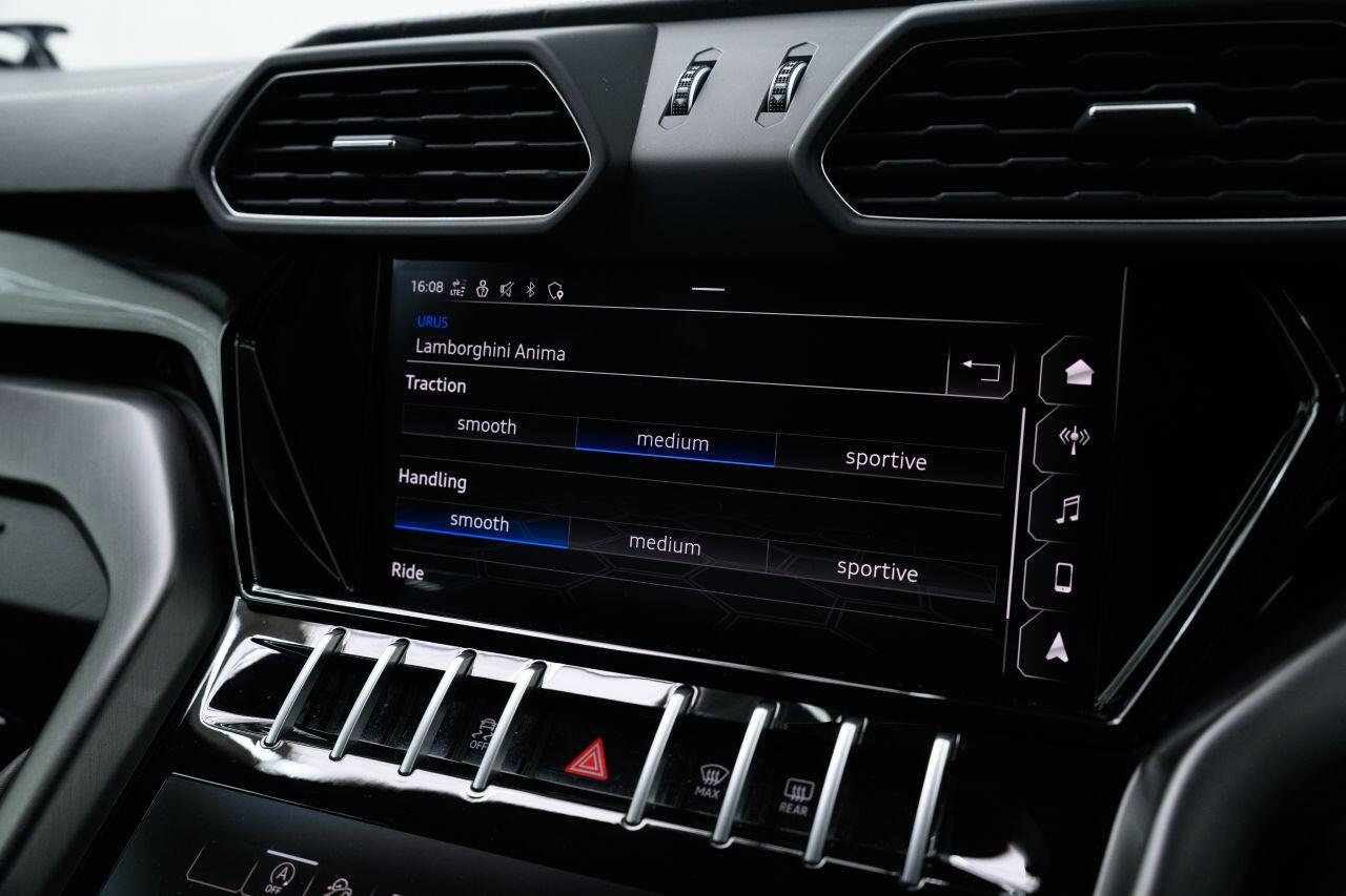 Lamborghini Urus view 89