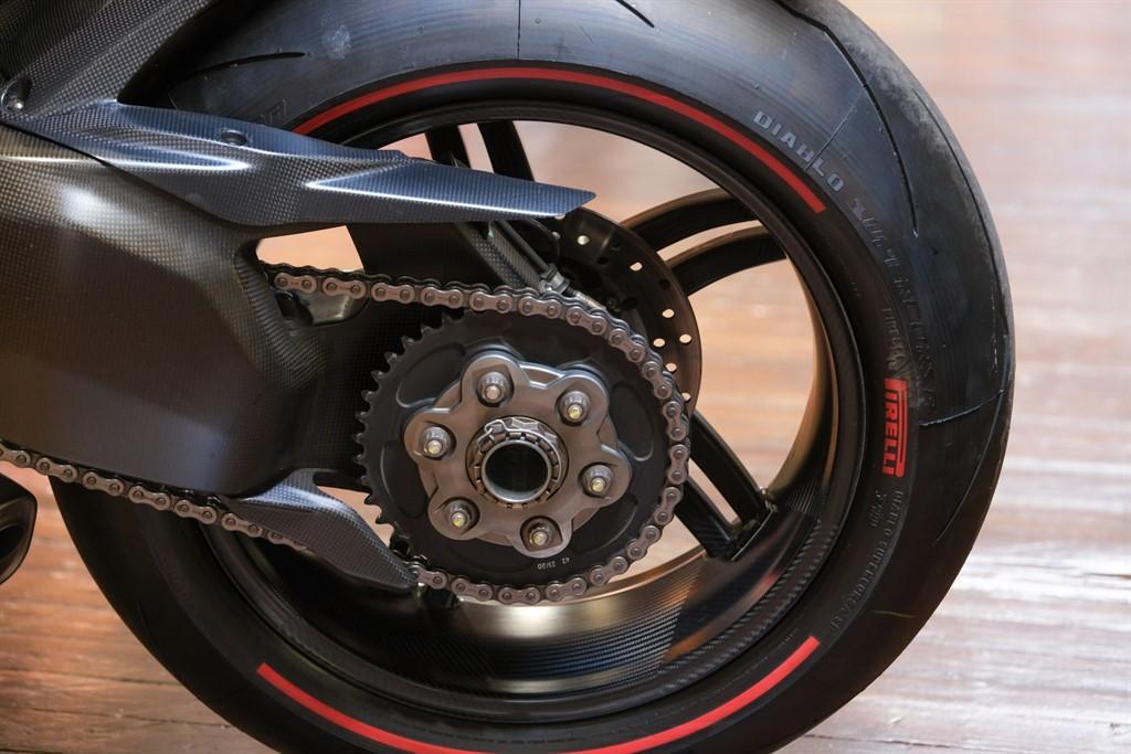 Ducati Superleggera V4 view 29