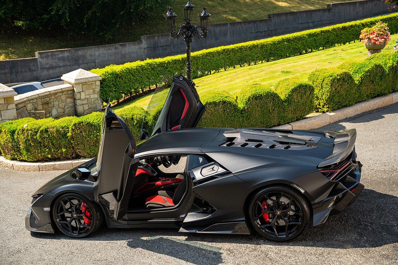 Lamborghini Revuelto view 99
