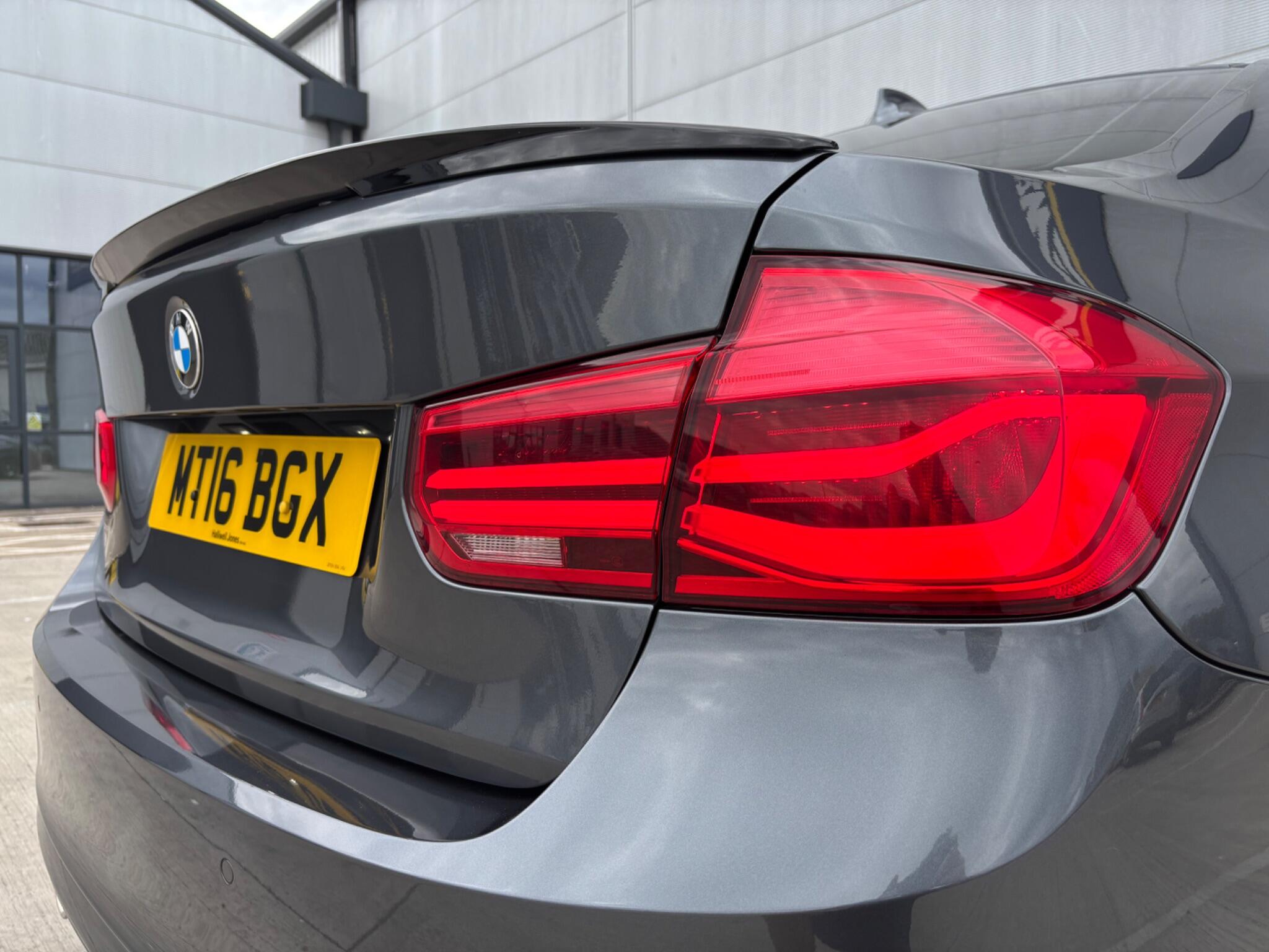 BMW 3 Series view 16