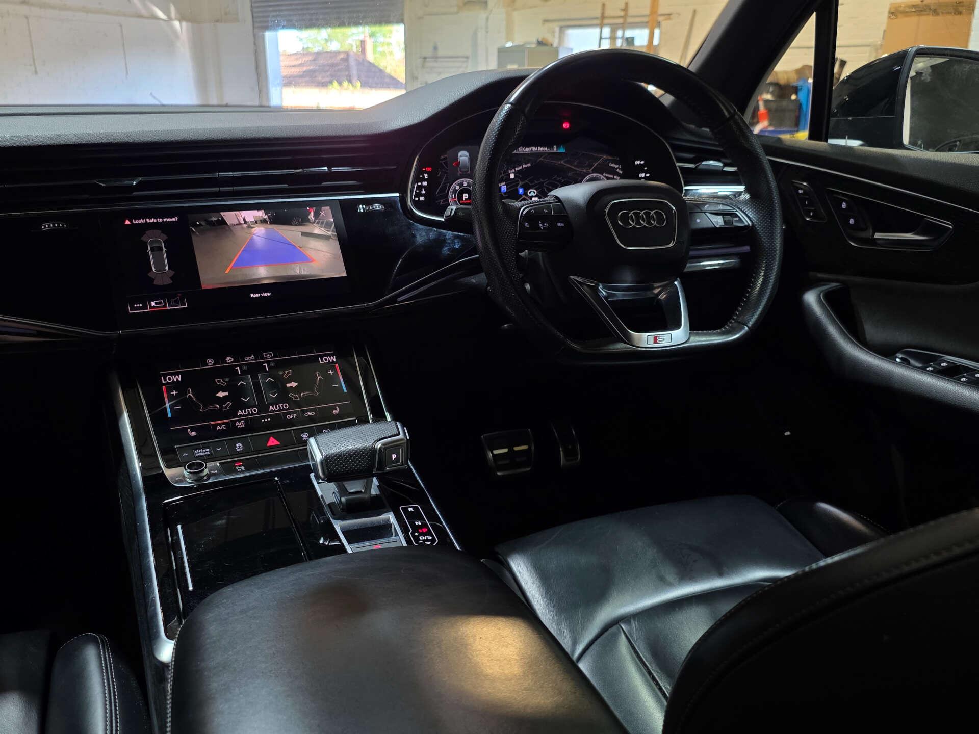 Audi Q7 view 15