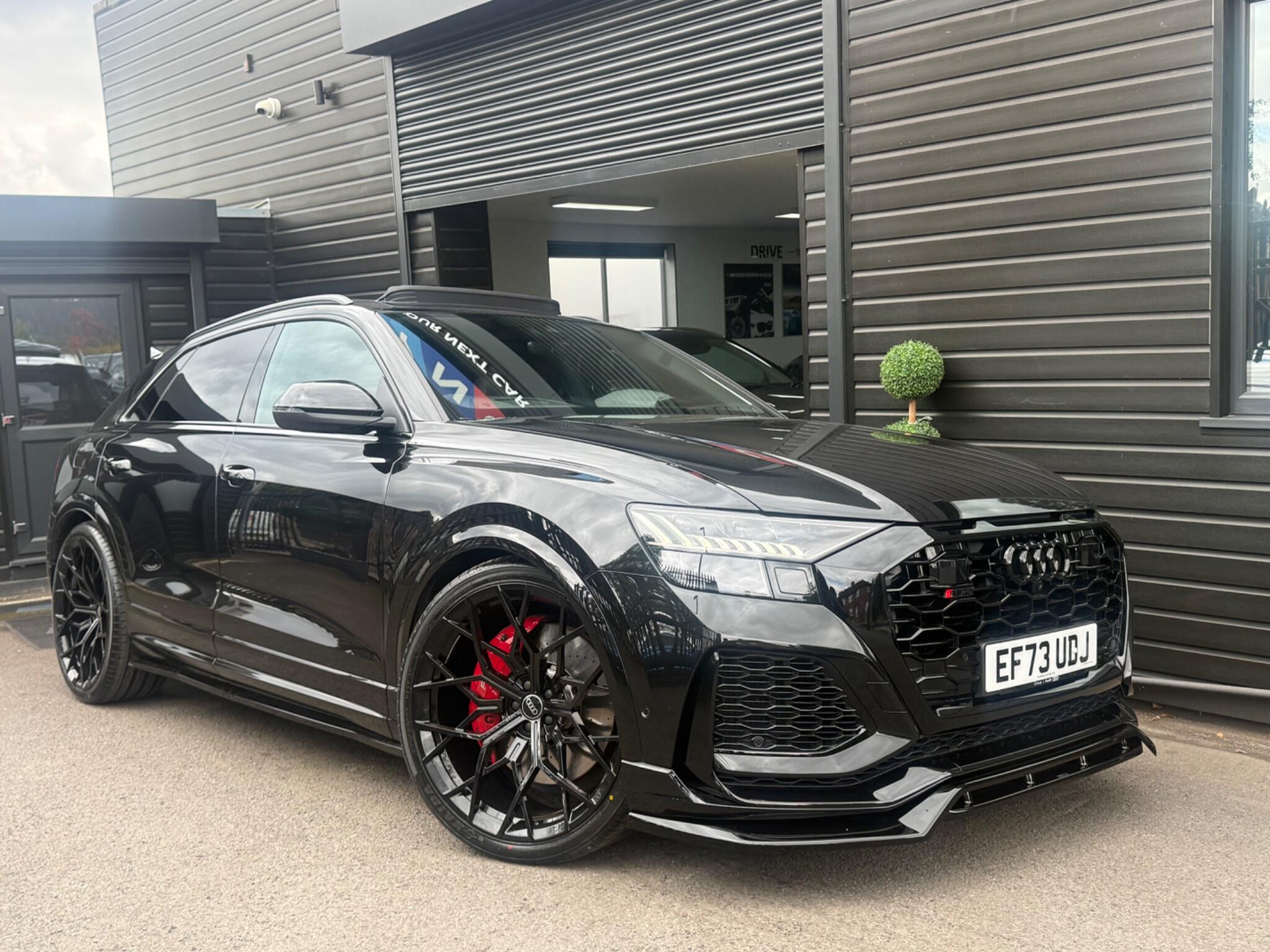 Audi RS Q8 view 4