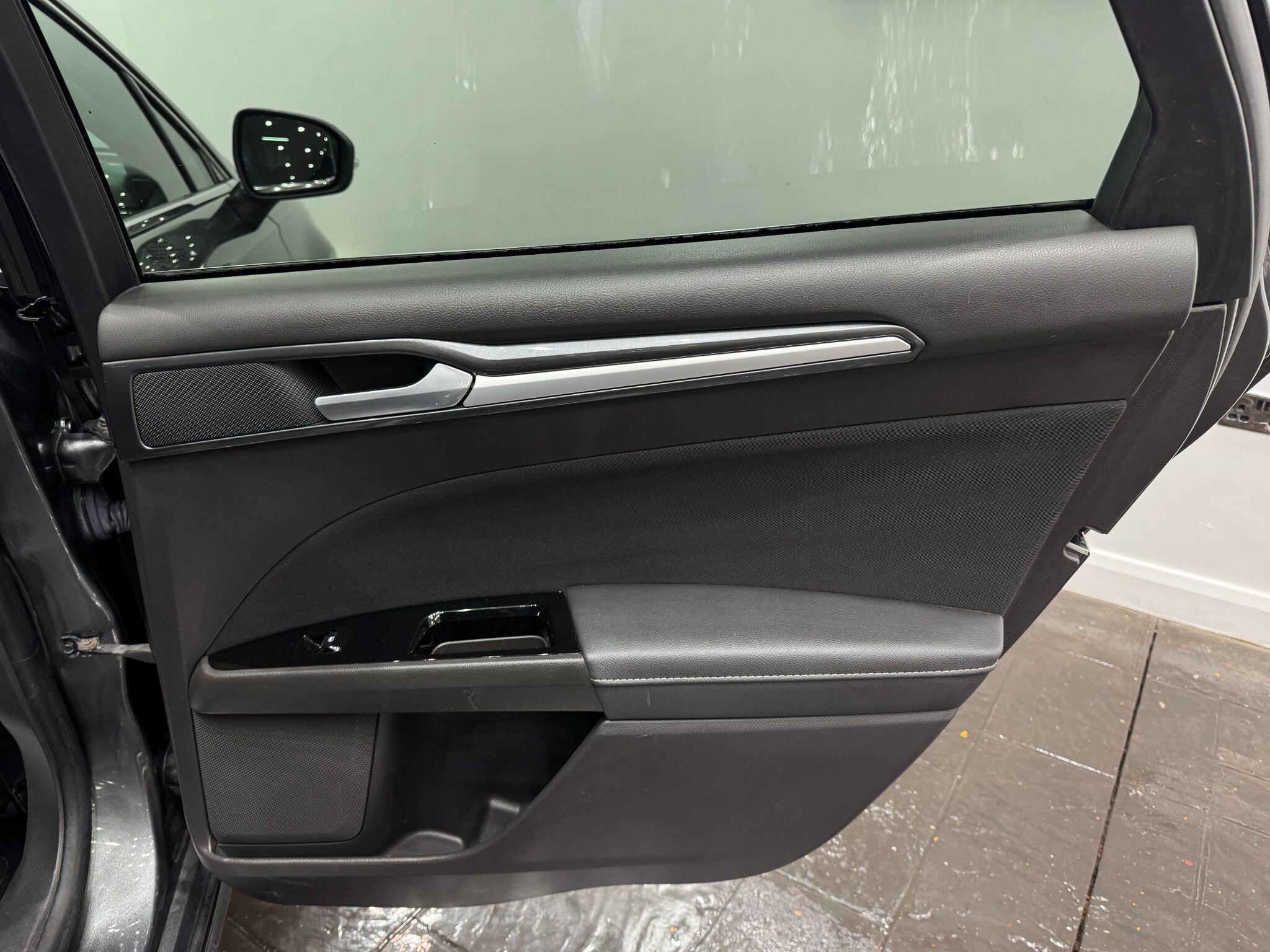 Ford Mondeo view 41