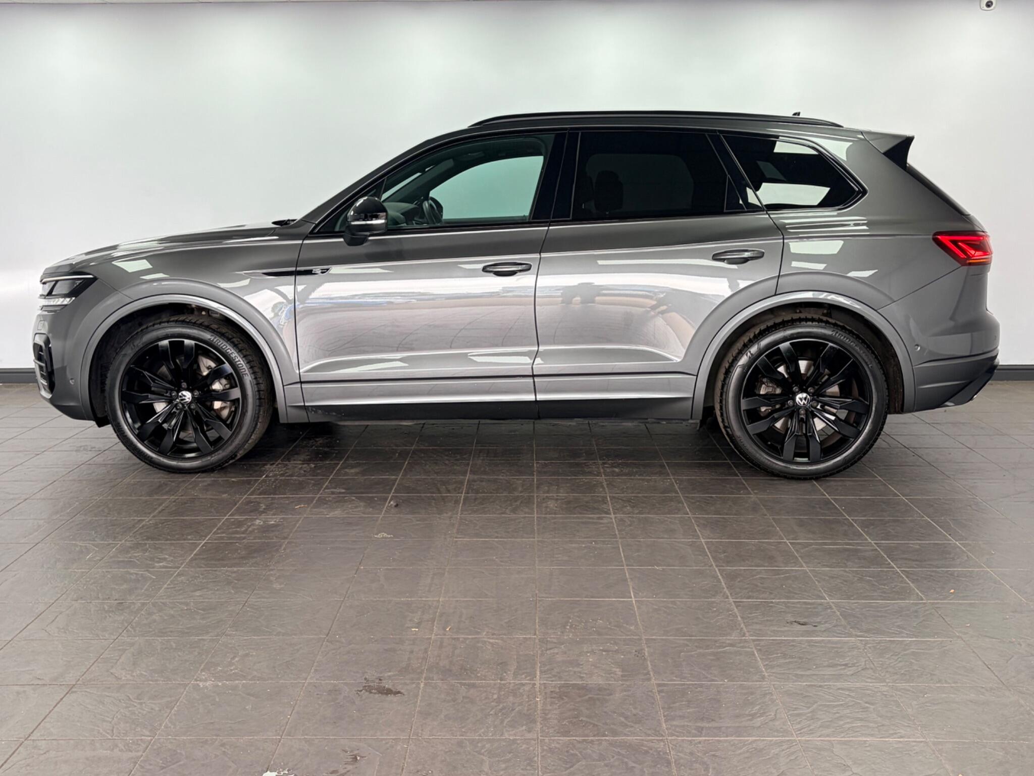 Volkswagen Touareg view 4
