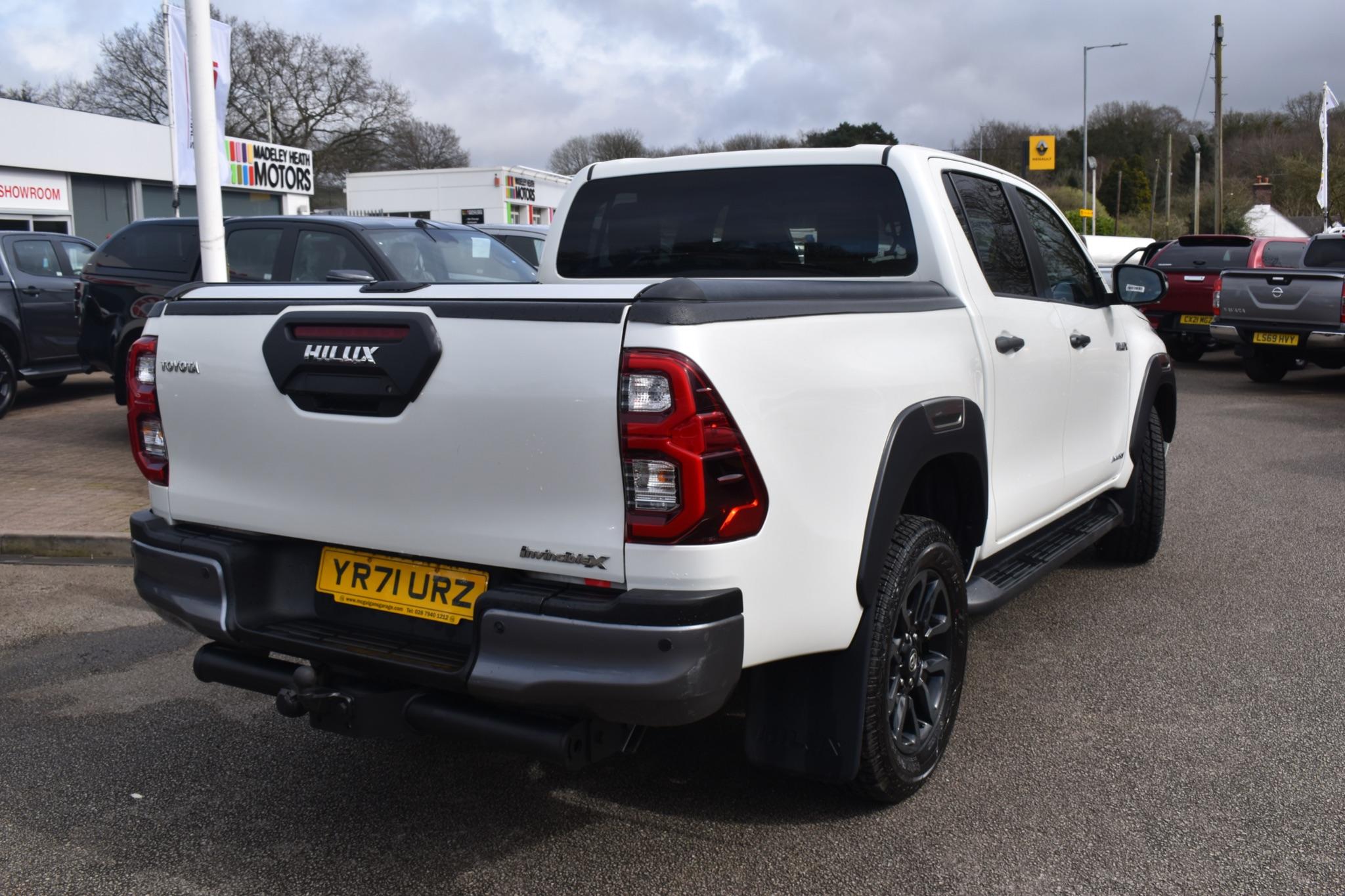 Hilux - 2.8 D-4D Invincible X 4WD Euro 6 (s/s) 4dr - Image 7