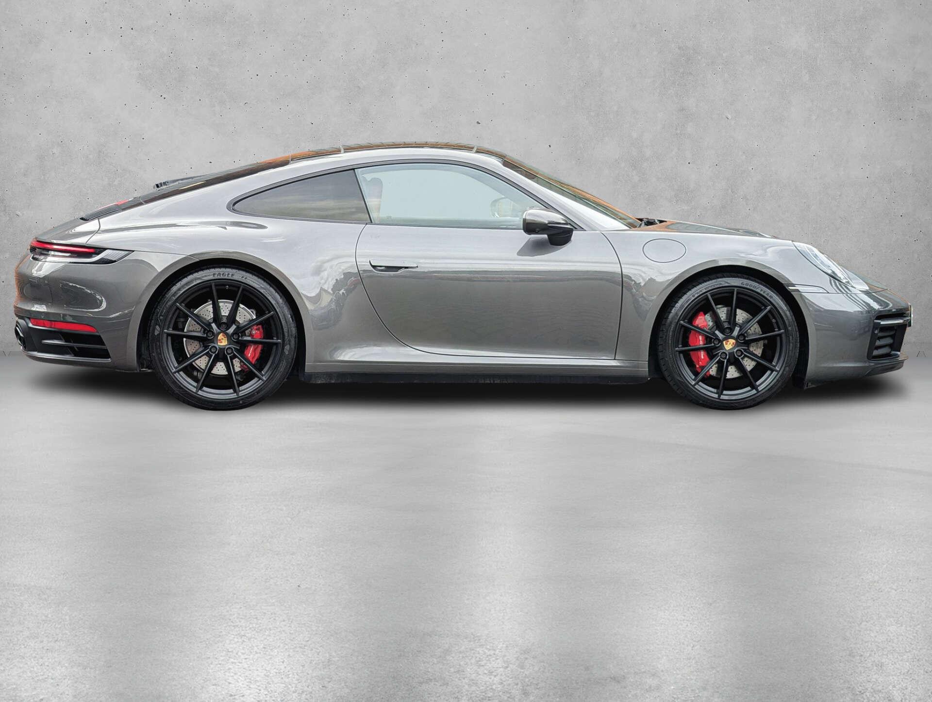 Porsche 911 view 8