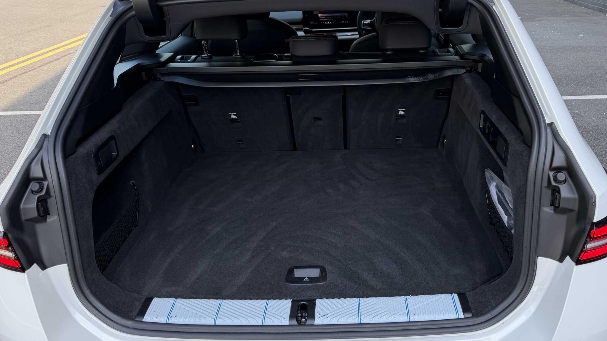BMW i5 view 20