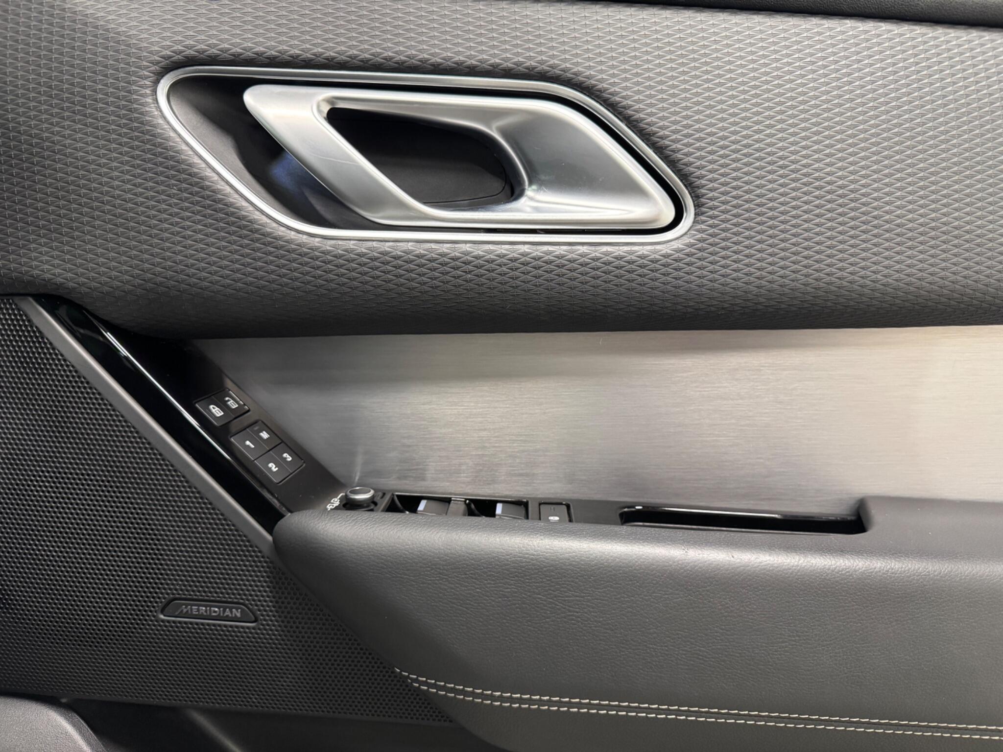 Land Rover Range Rover Velar view 13