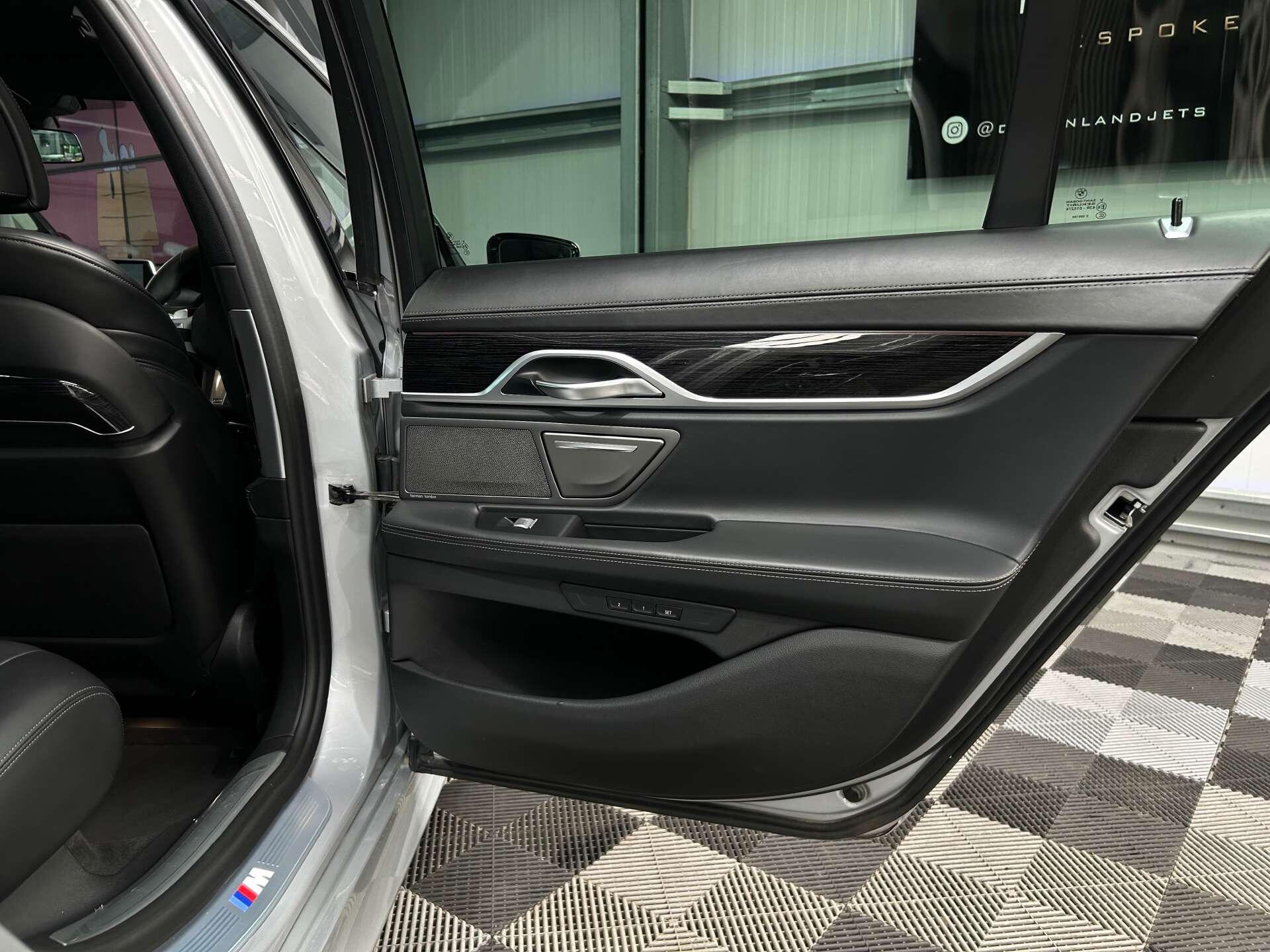 BMW 7 Series view 28