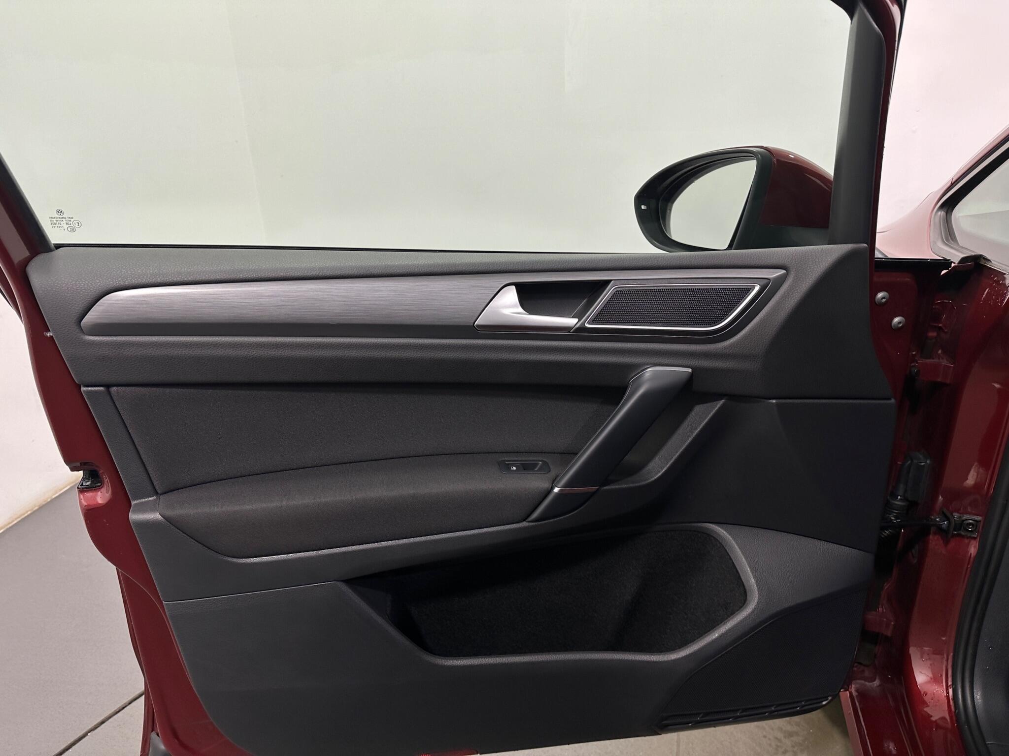 Volkswagen Golf Sportsvan view 37