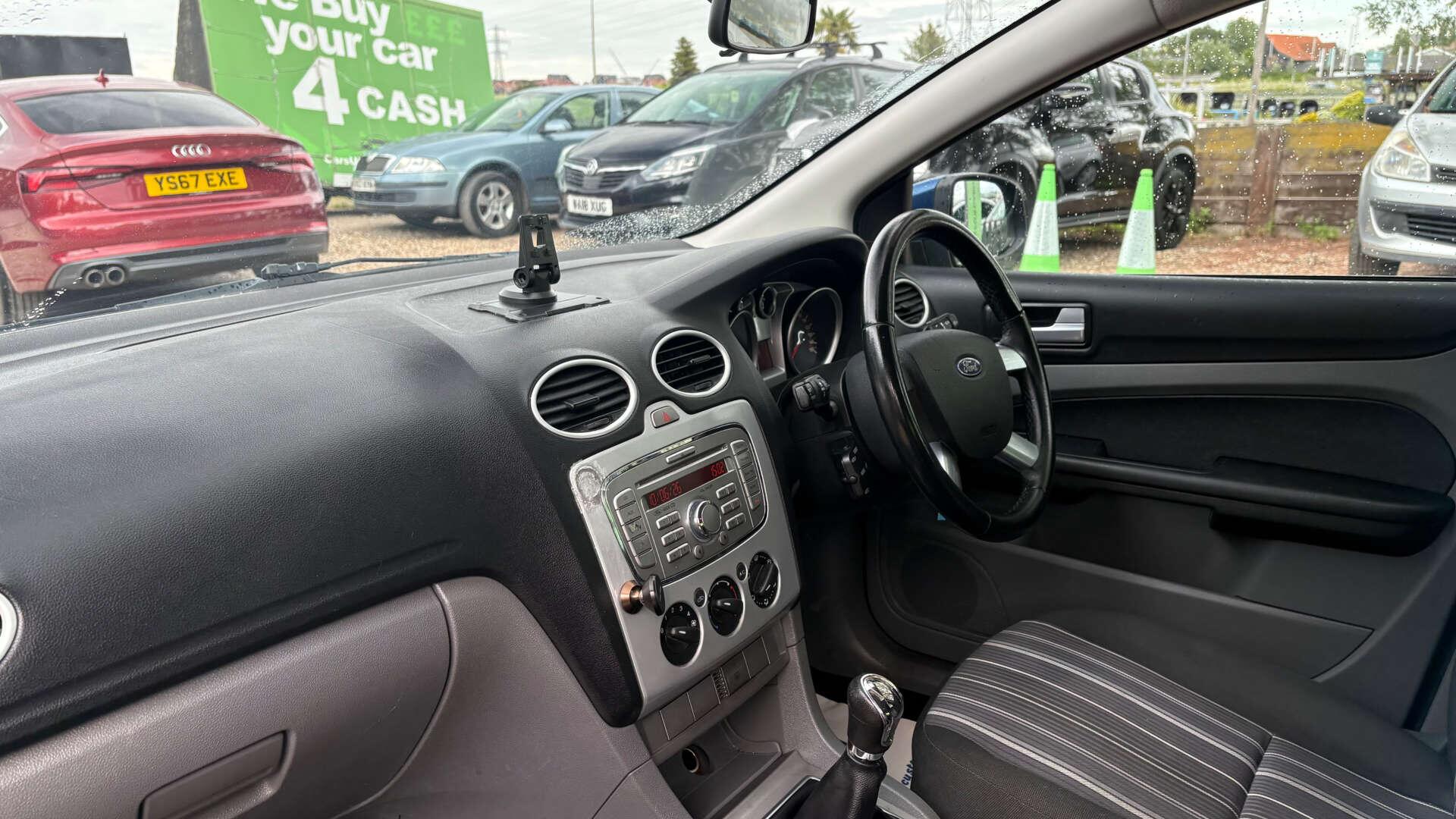 Ford Focus view 14