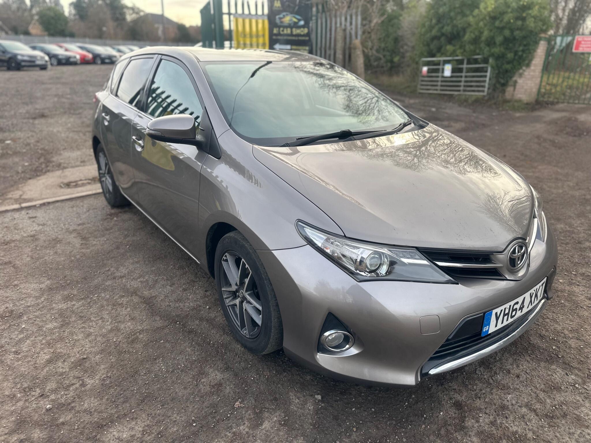 2014 Toyota Auris image 1