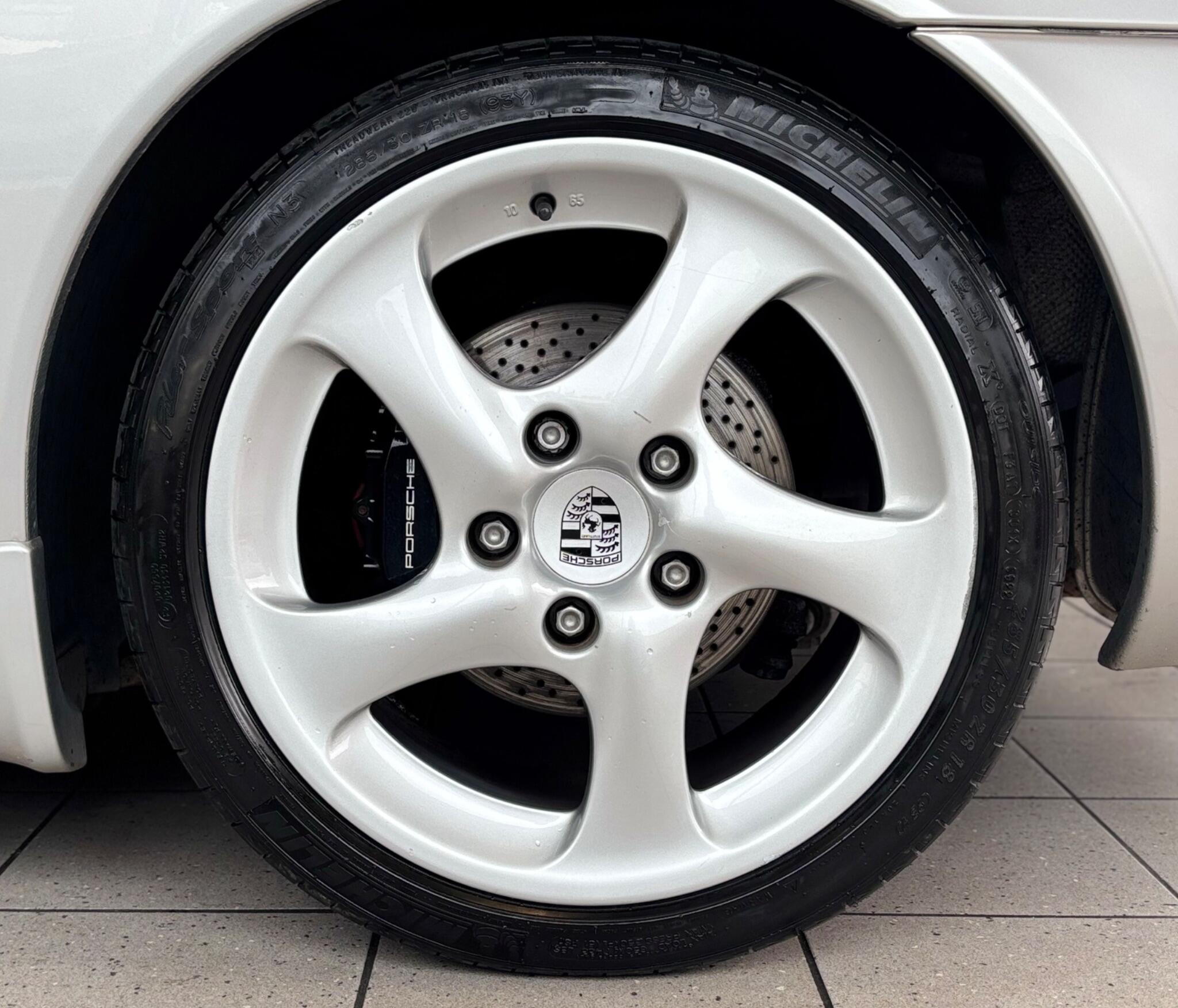 Porsche 911 view 17