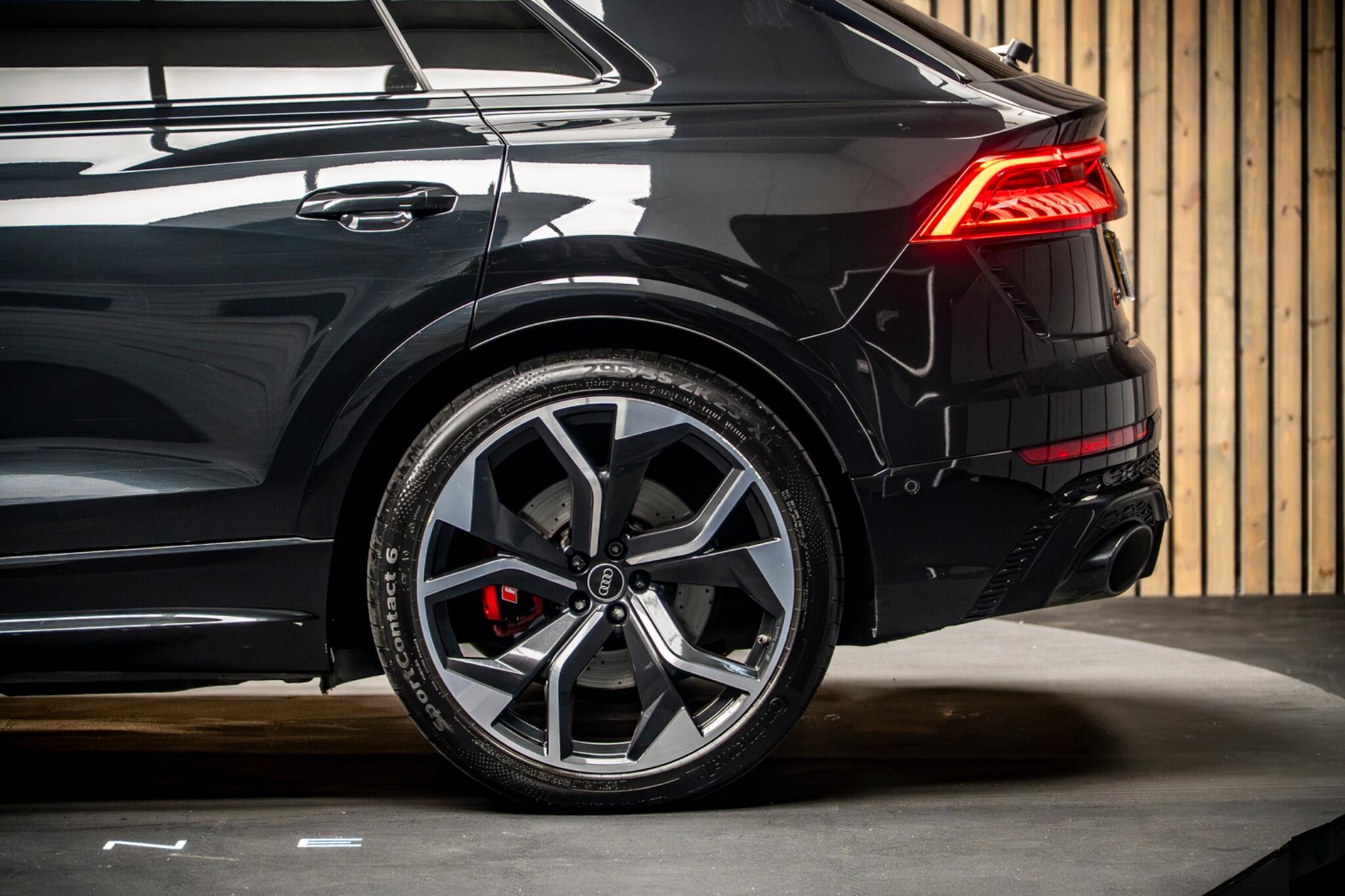 Audi RS Q8 view 18