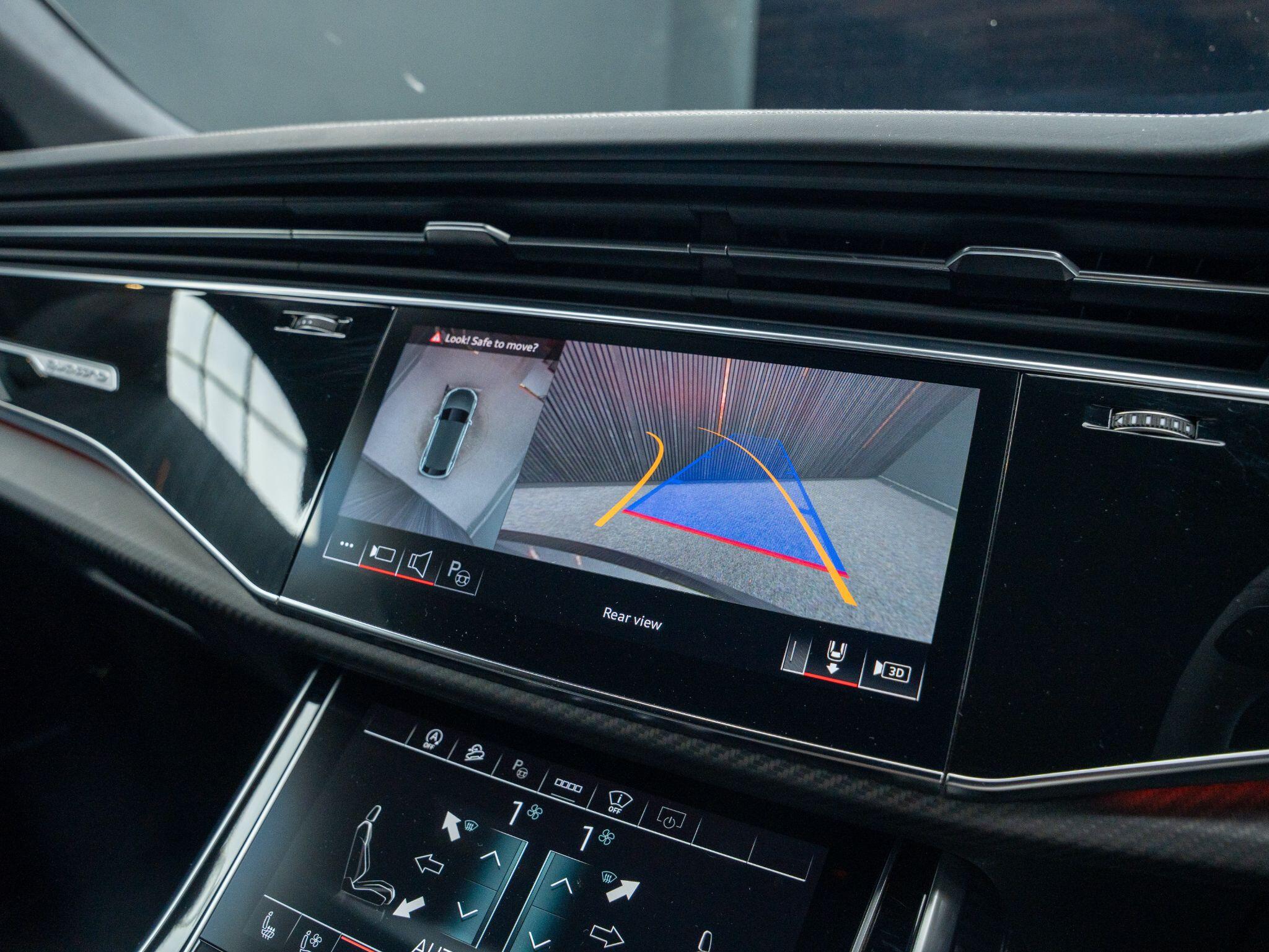 Audi RS Q8 view 8