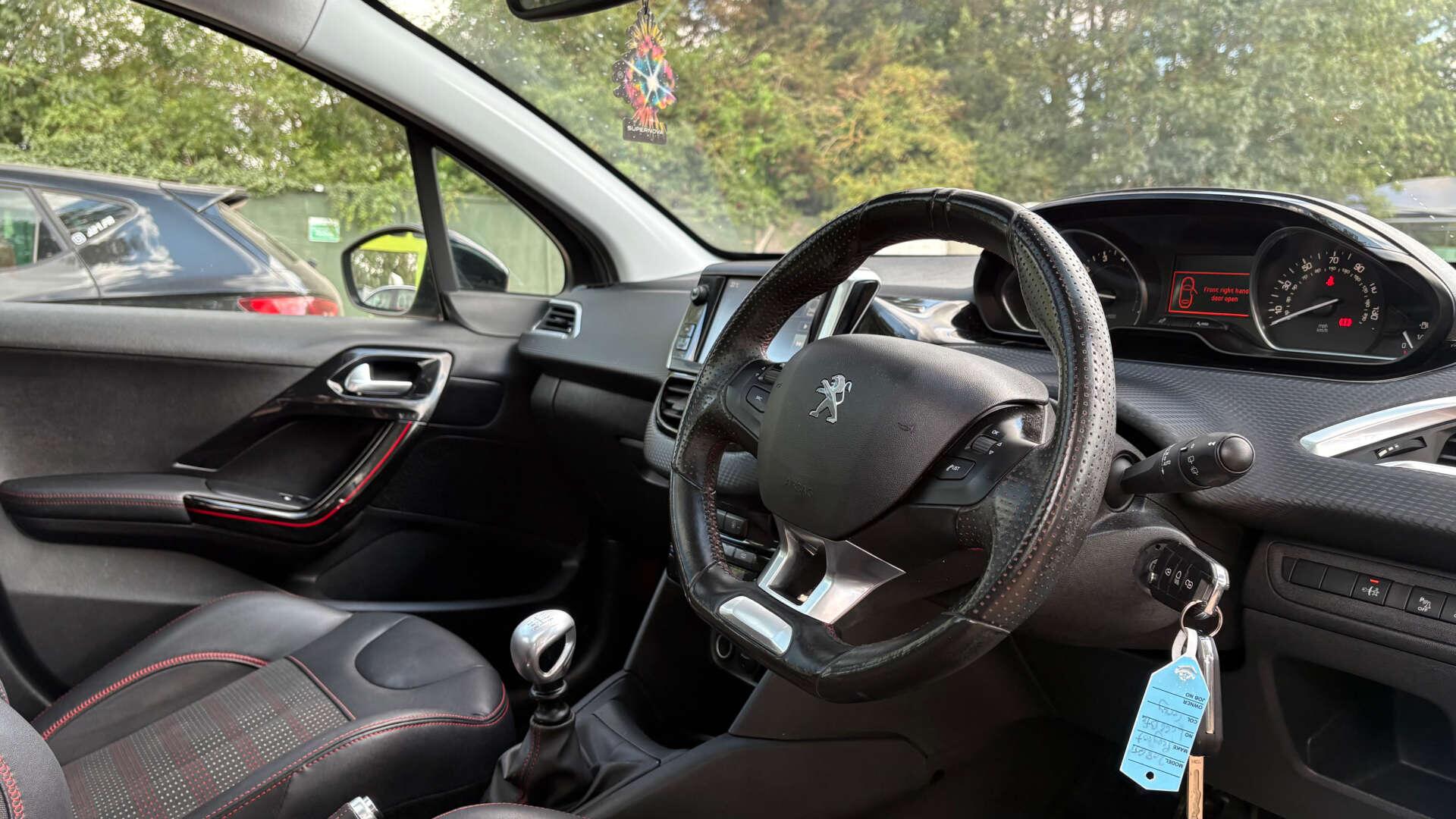 Peugeot 208 view 7
