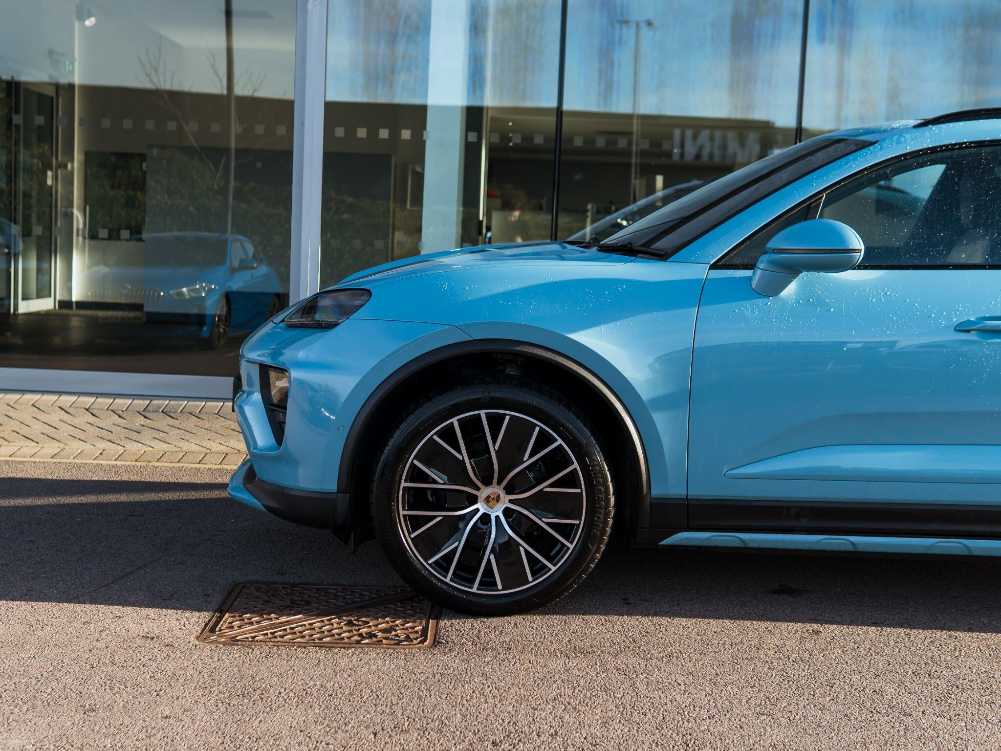 Porsche Macan view 24