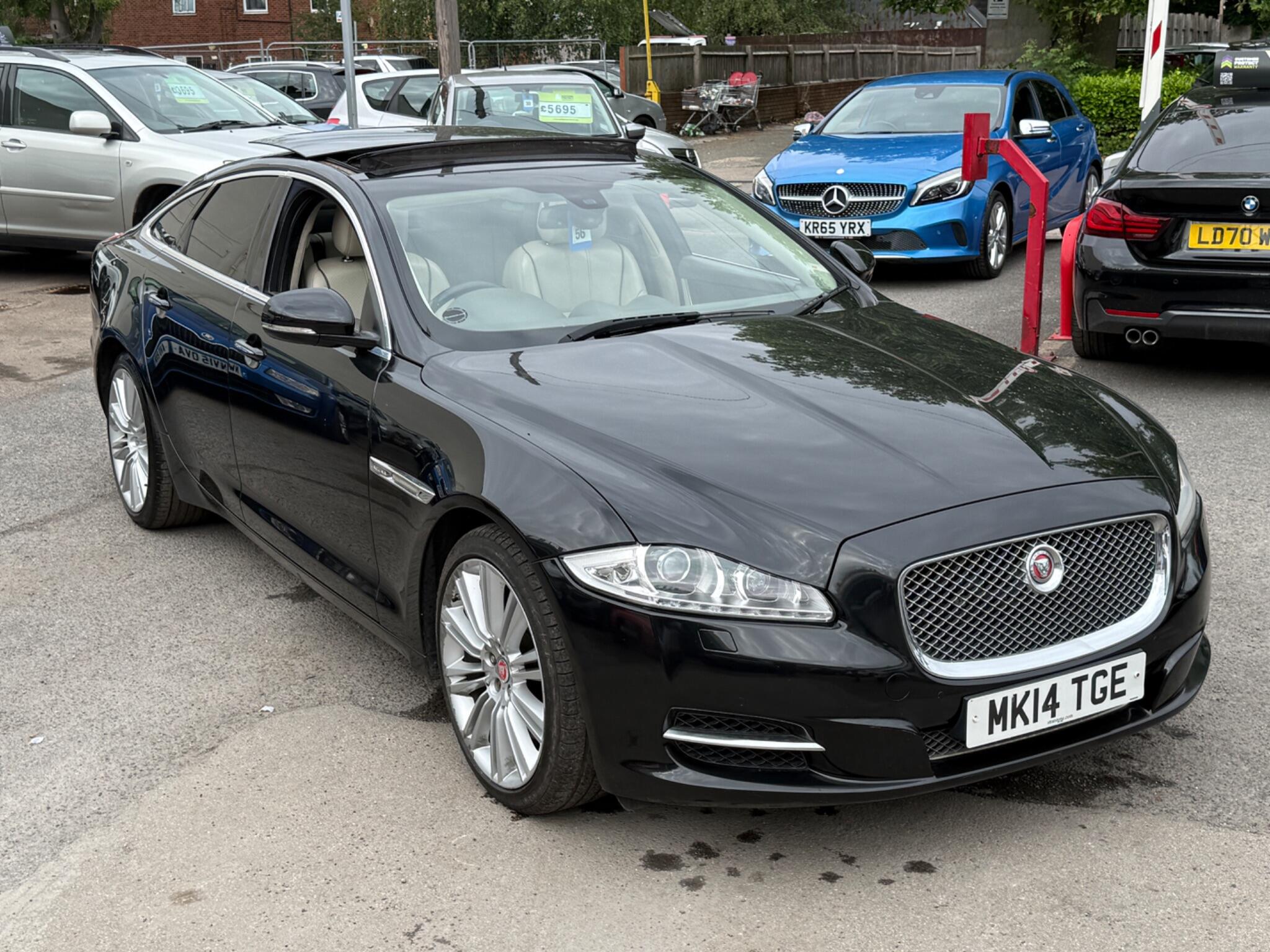 Jaguar XJ - Image 8