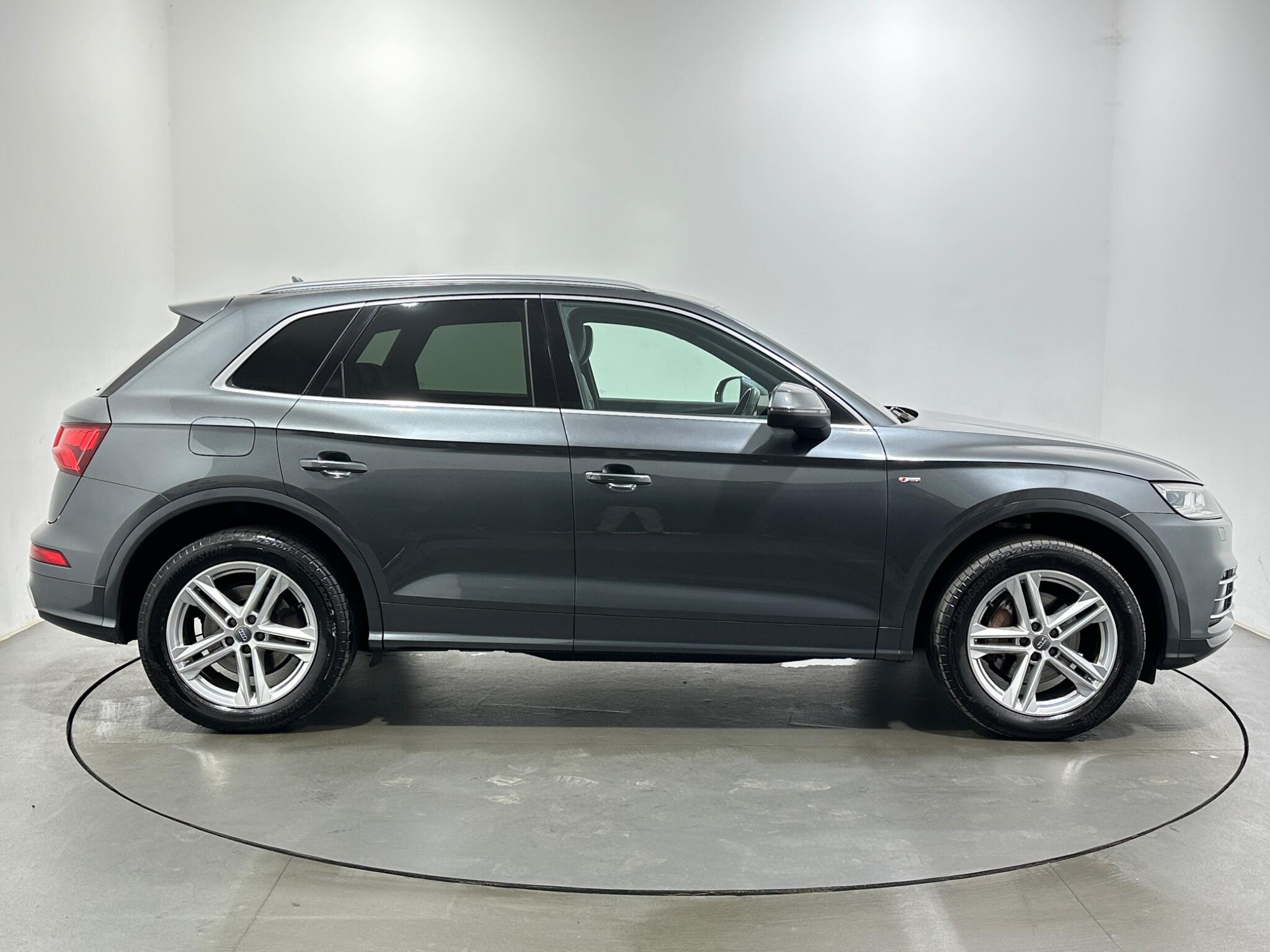 Audi Q5 view 9