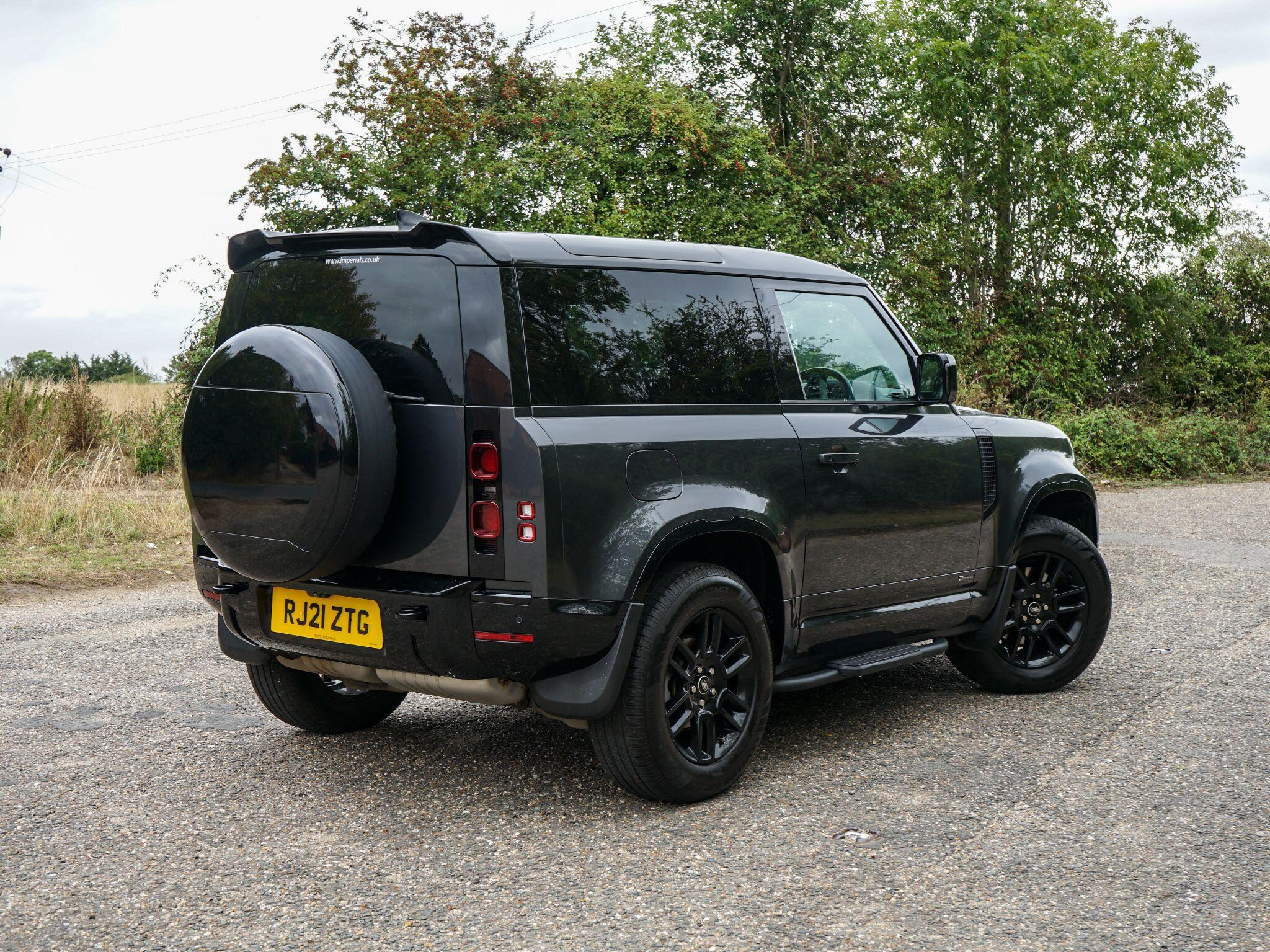 Land Rover Defender 90 view 4