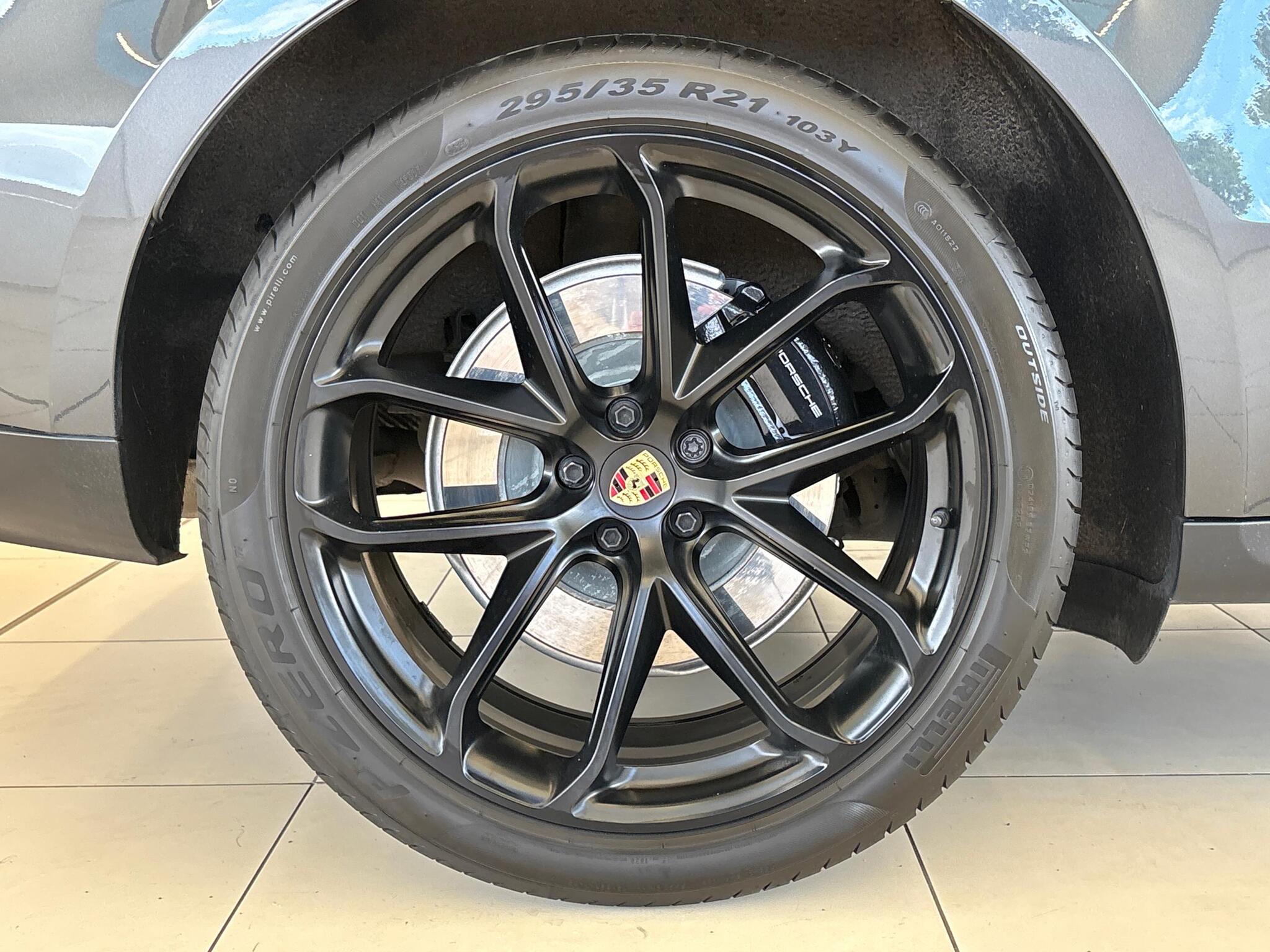 Porsche Macan view 25