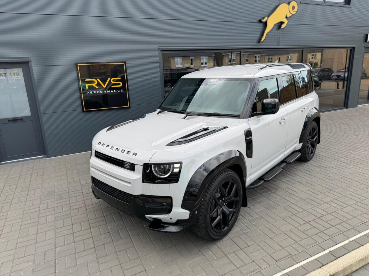 Land Rover Defender 110 view 10