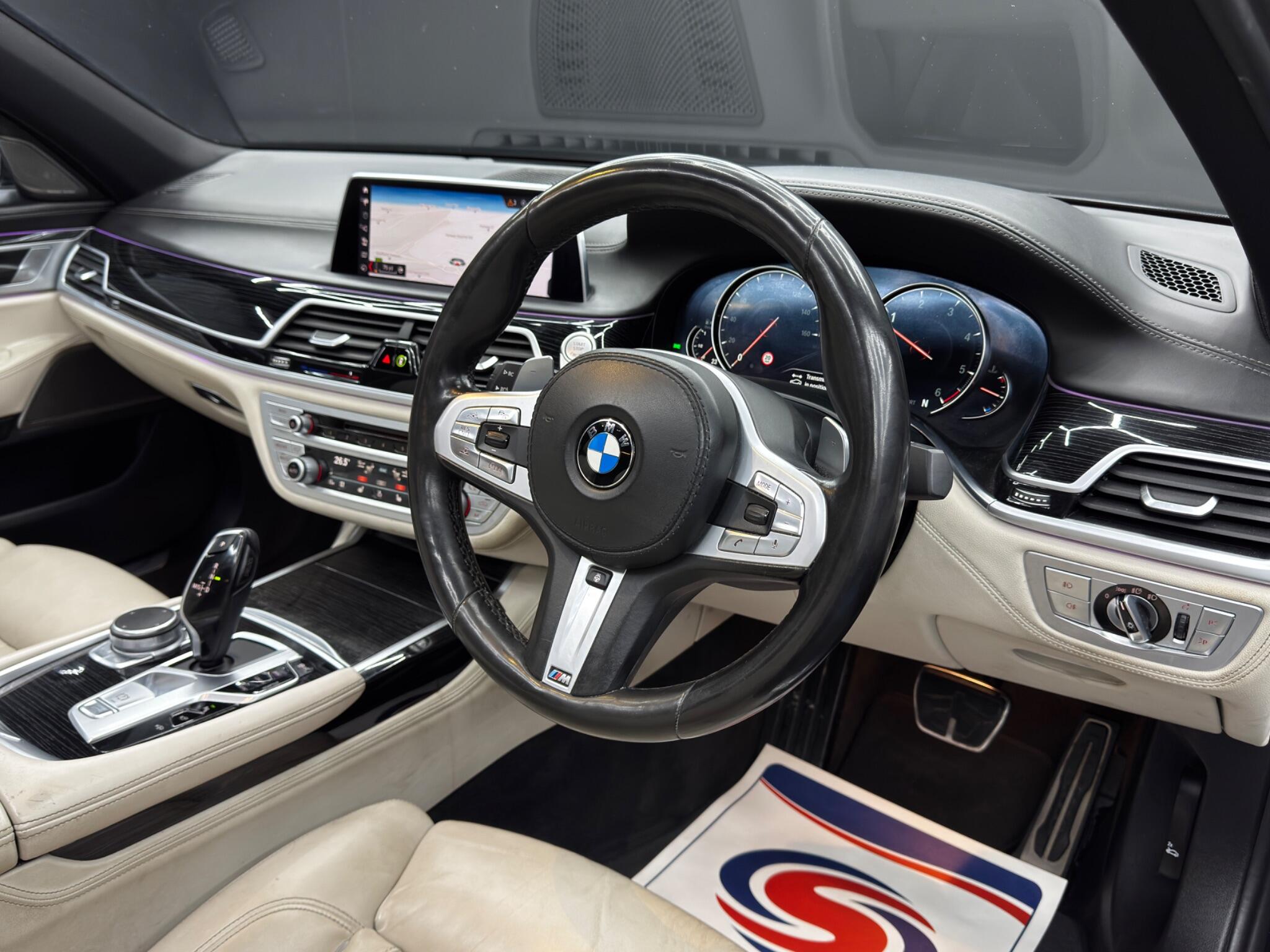 BMW 7 Series view 9