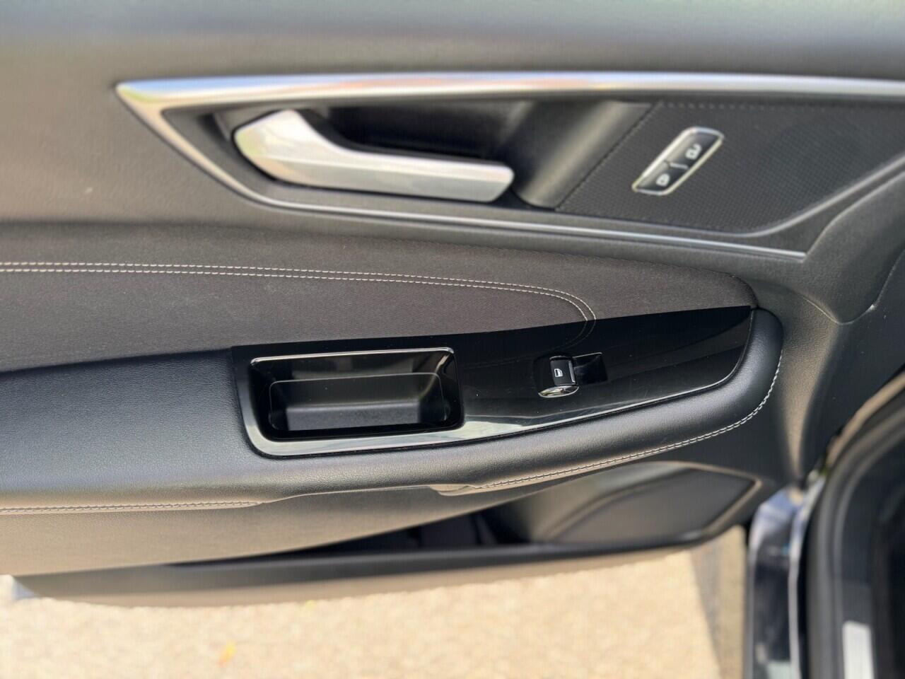Ford Edge view 25