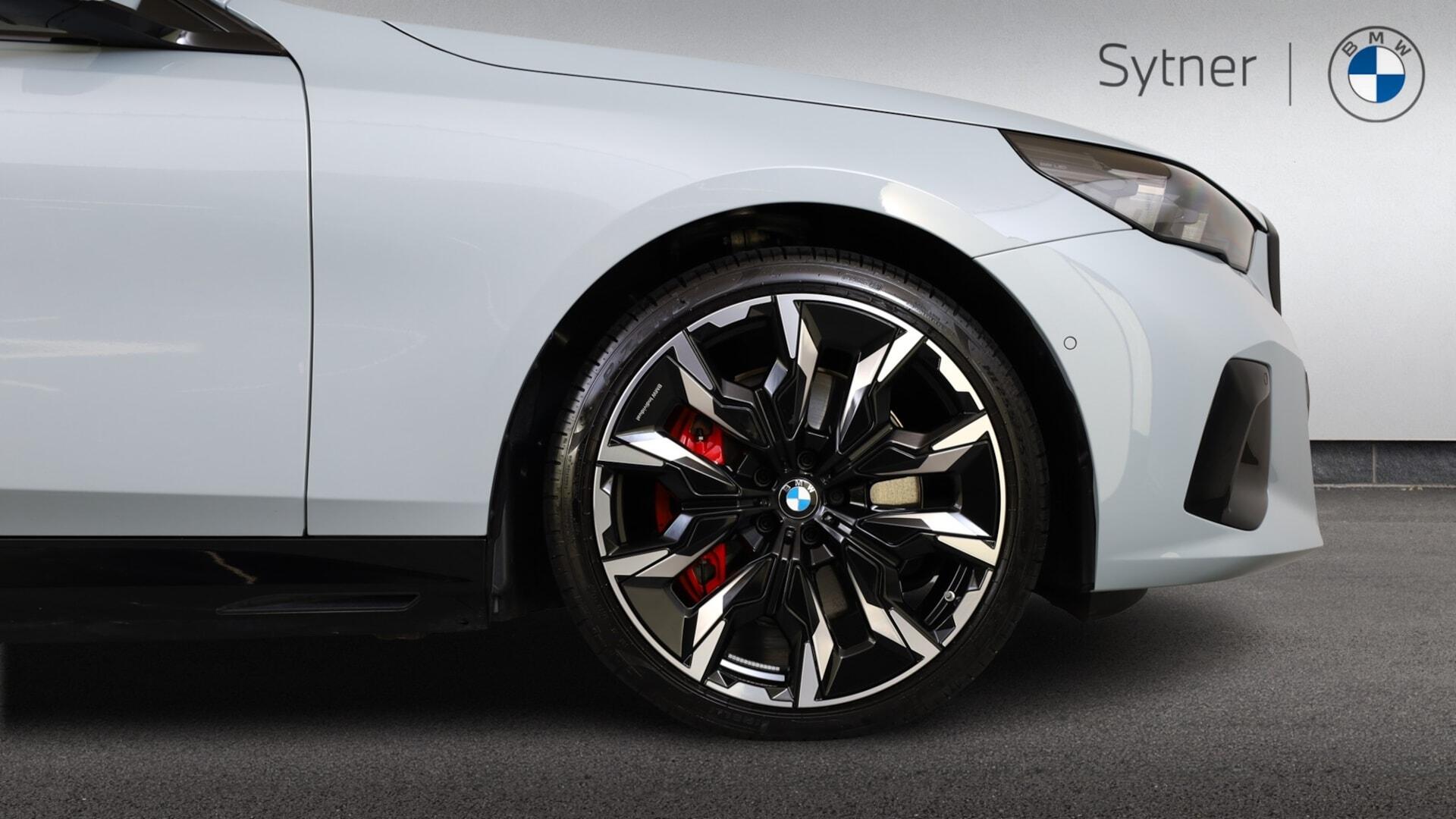 BMW 5 Series view 14