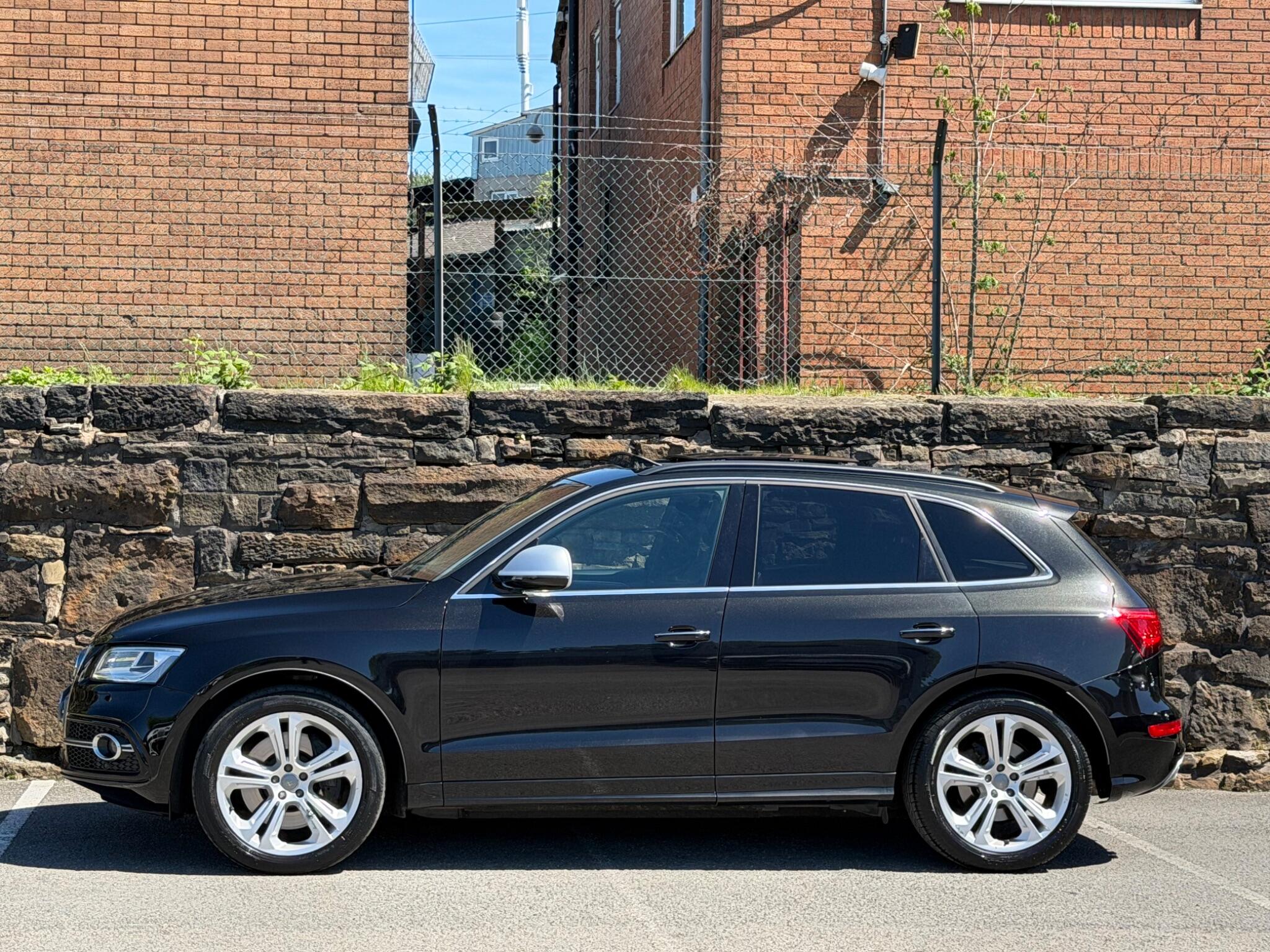 Audi SQ5 view 4